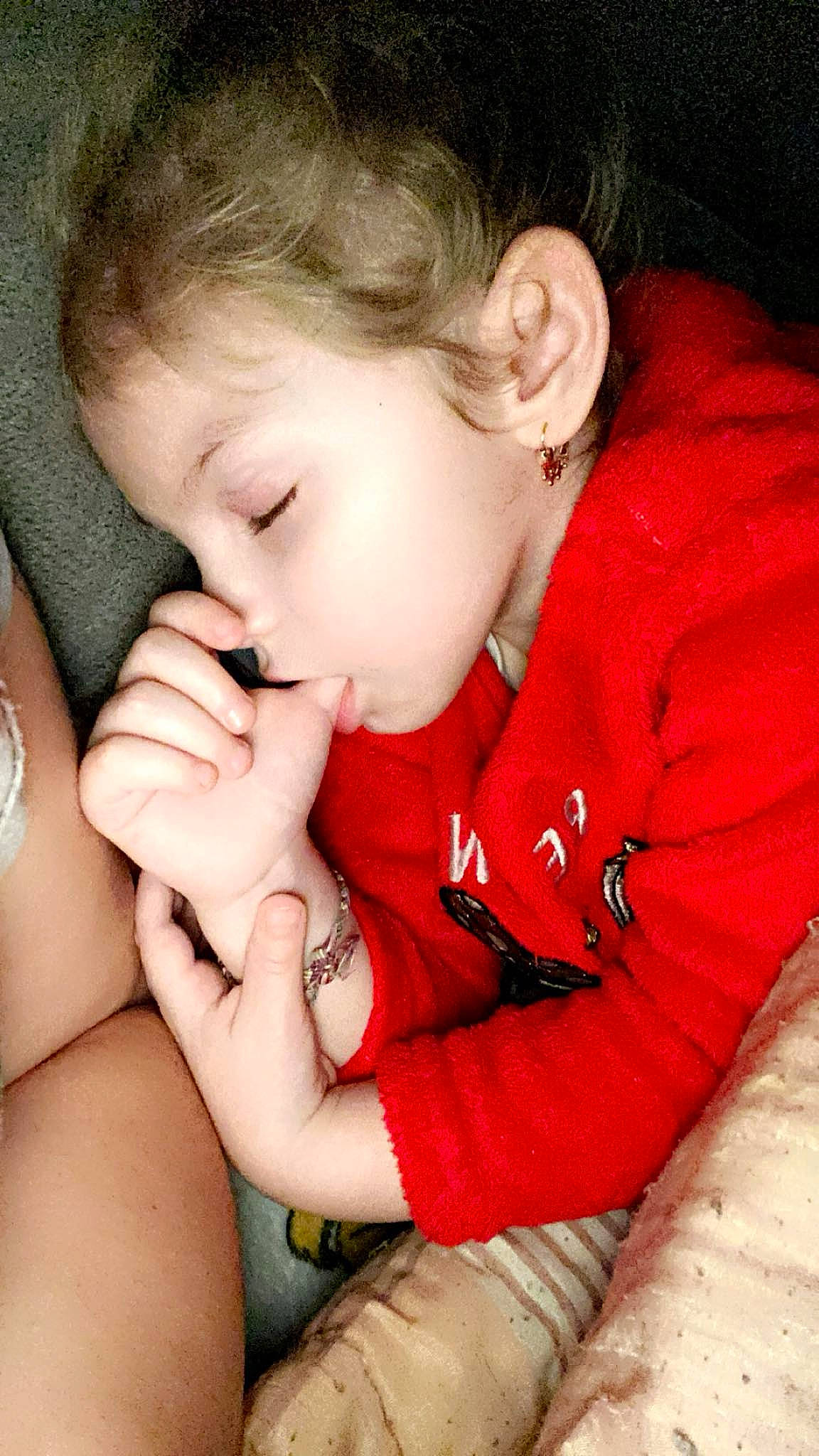 Inaya a rejoint le concours — aidez-le/la à gagner de superbes lots ! arm, baby_toddler_clothing, cheek, chin, comfort, ear, eyebrow, eyelash, gesture, hair, hand, happy, human_body, iris, lip, mouth, neck, nose, person, skin