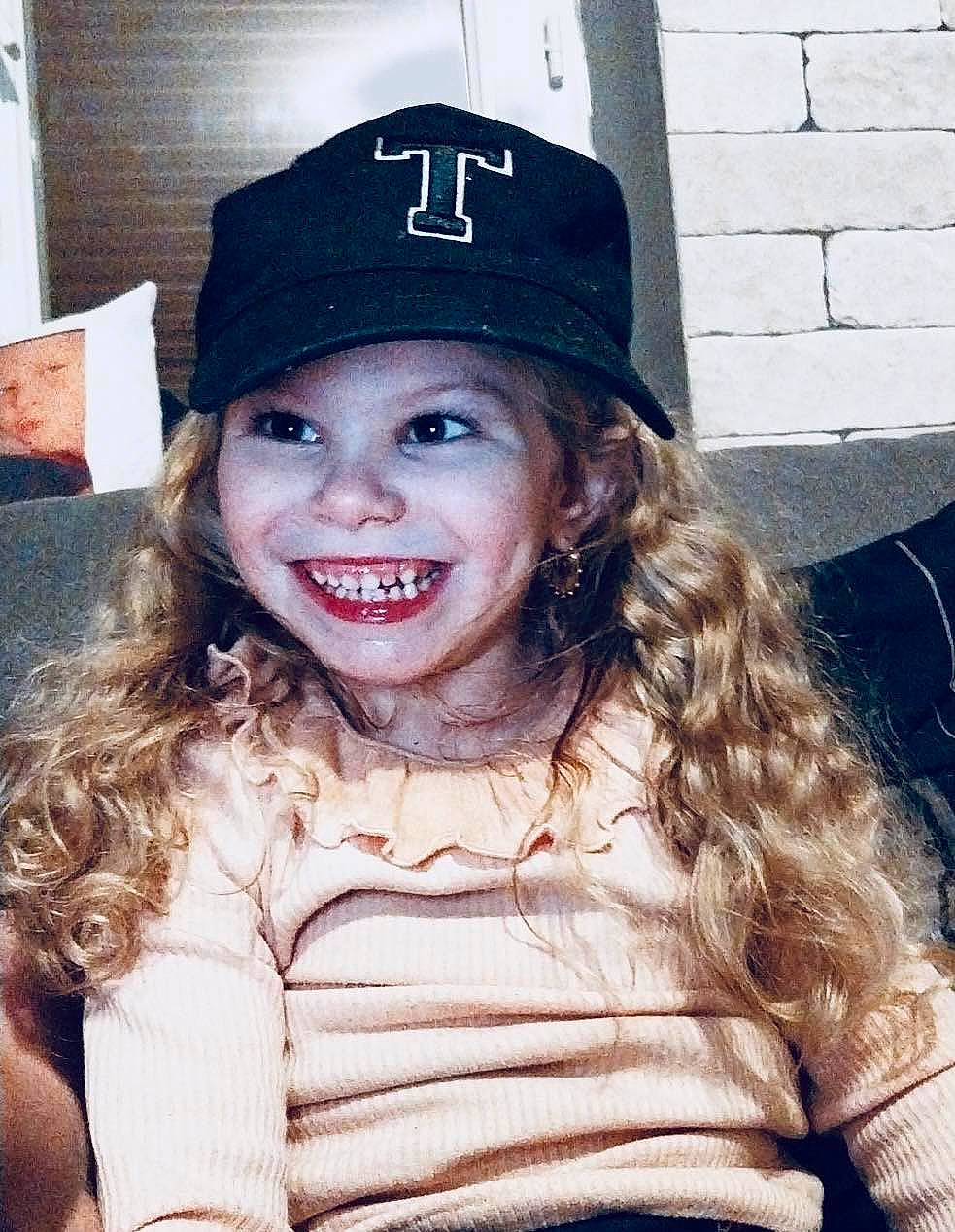 Inaya a rejoint le concours — aidez-le/la à gagner de superbes lots ! black_hair, cap, chin, costume_hat, electric_blue, event, eye, eyebrow, fashion_accessory, flash_photography, fur, happy, headgear, headwear, human_body, jaw, joy, lip, mouth, person