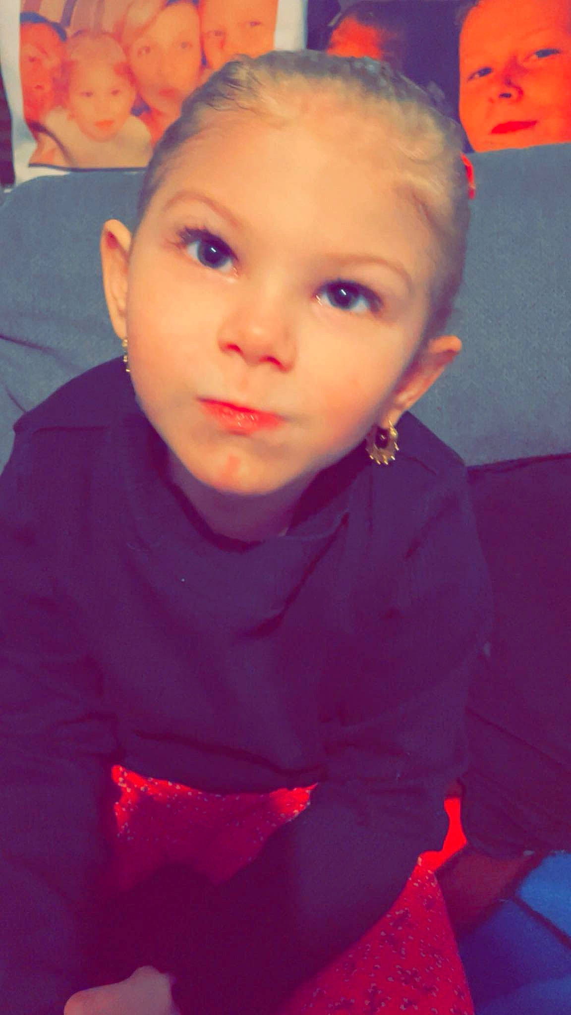 Inaya participe au concours pour gagner de l'argent avec cette photo : cheek, chin, cool, eye, eyebrow, facial_expression, forehead, hair, hairstyle, happy, head, iris, lip, mouth, nose, organ, person, pink, skin, sleeve