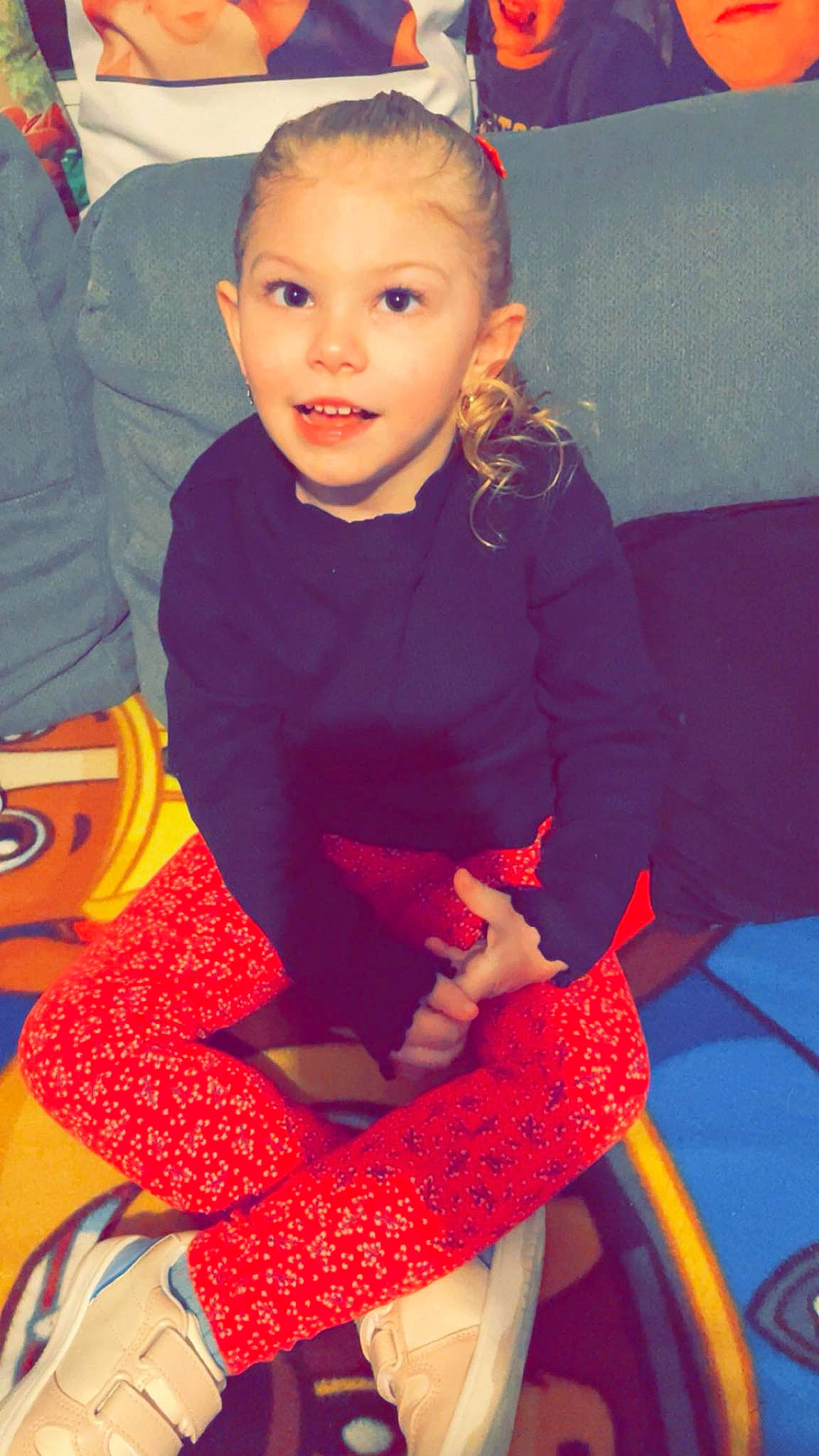 Inaya a rejoint le concours — aidez-le/la à gagner de superbes lots ! arm, baby_toddler_clothing, child, dress, facial_expression, fashion, fun, hairstyle, happy, head, knee, lap, organ, person, red, skin, sleeve, smile, standing, thigh