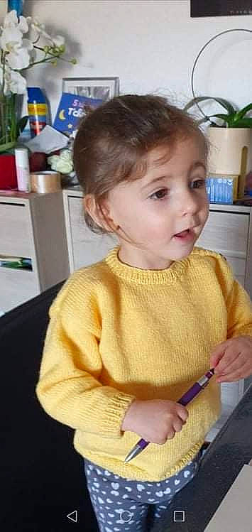 Sophia participe au concours pour gagner de l'argent avec cette photo : baby, baby_toddler_clothing, blond, cheek, child, chin, facial_expression, flowerpot, fun, hair, houseplant, neck, person, plant, sitting, skin, sleeve, standing, t_shirt, toddler