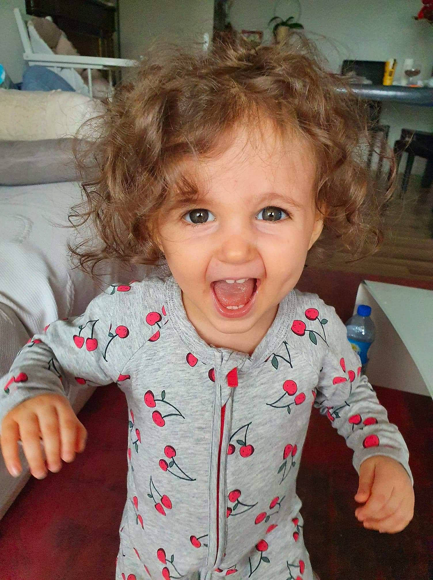 Sophia a rejoint le concours — aidez-le/la à gagner de superbes lots ! baby_toddler_clothing, cheek, chin, eye, facial_expression, flooring, hair, hairstyle, happy, head, human_body, iris, lip, mouth, neck, nose, person, skin, sleeve, smile