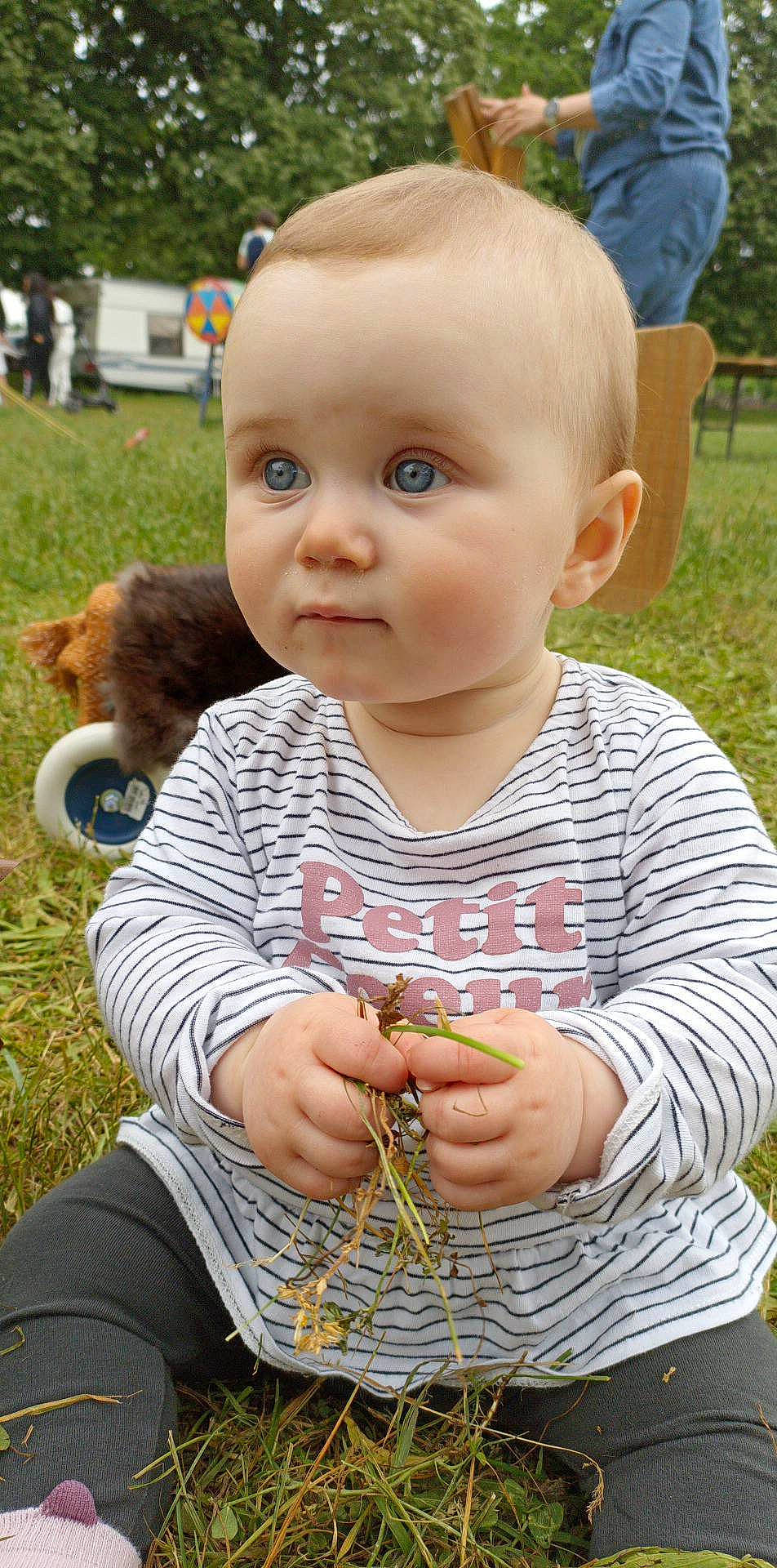 Manon a rejoint le concours — aidez-le/la à gagner de superbes lots ! baby, baby_toddler_clothing, cheek, child, finger, fun, garden, grass, happy, leisure, mammal, nose, pattern, people_in_nature, person, plant, play, sitting, skin, toddler