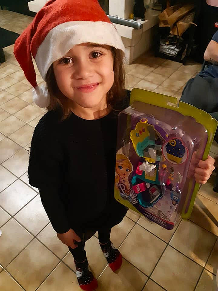 Amelia a rejoint le concours — aidez-le/la à gagner de superbes lots ! child, christmas, clothing, costume, event, fun, girl, hat, headgear, headwear, holiday, human_hair_color, joy, person, product, skin, smile, textile, toddler