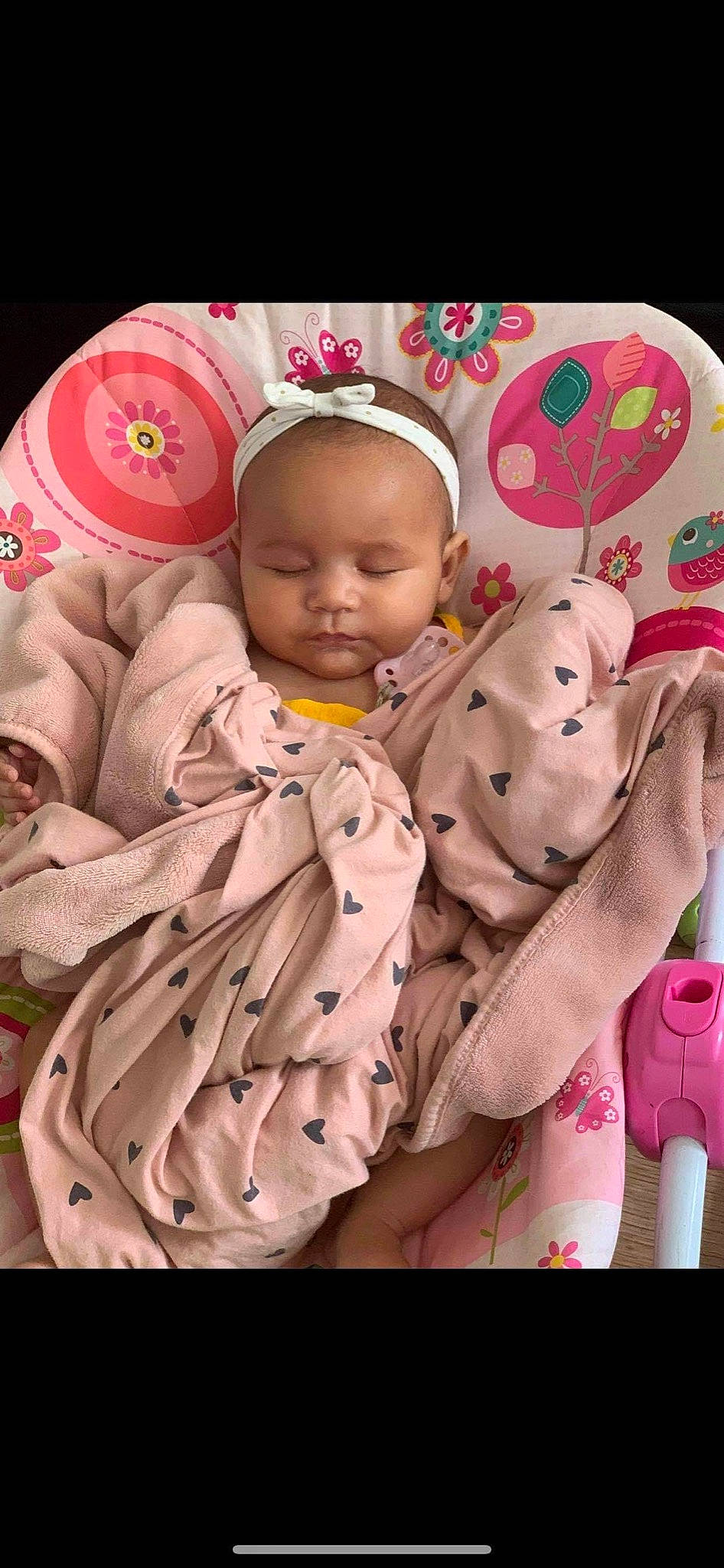 Inaya participe au concours pour gagner de l'argent avec cette photo : baby, baby_products, baby_safety, baby_sleeping, baby_toddler_clothing, cheek, child, comfort, event, face, happy, head, headgear, linens, person, pink, skin, stuffed_toy, textile, toddler