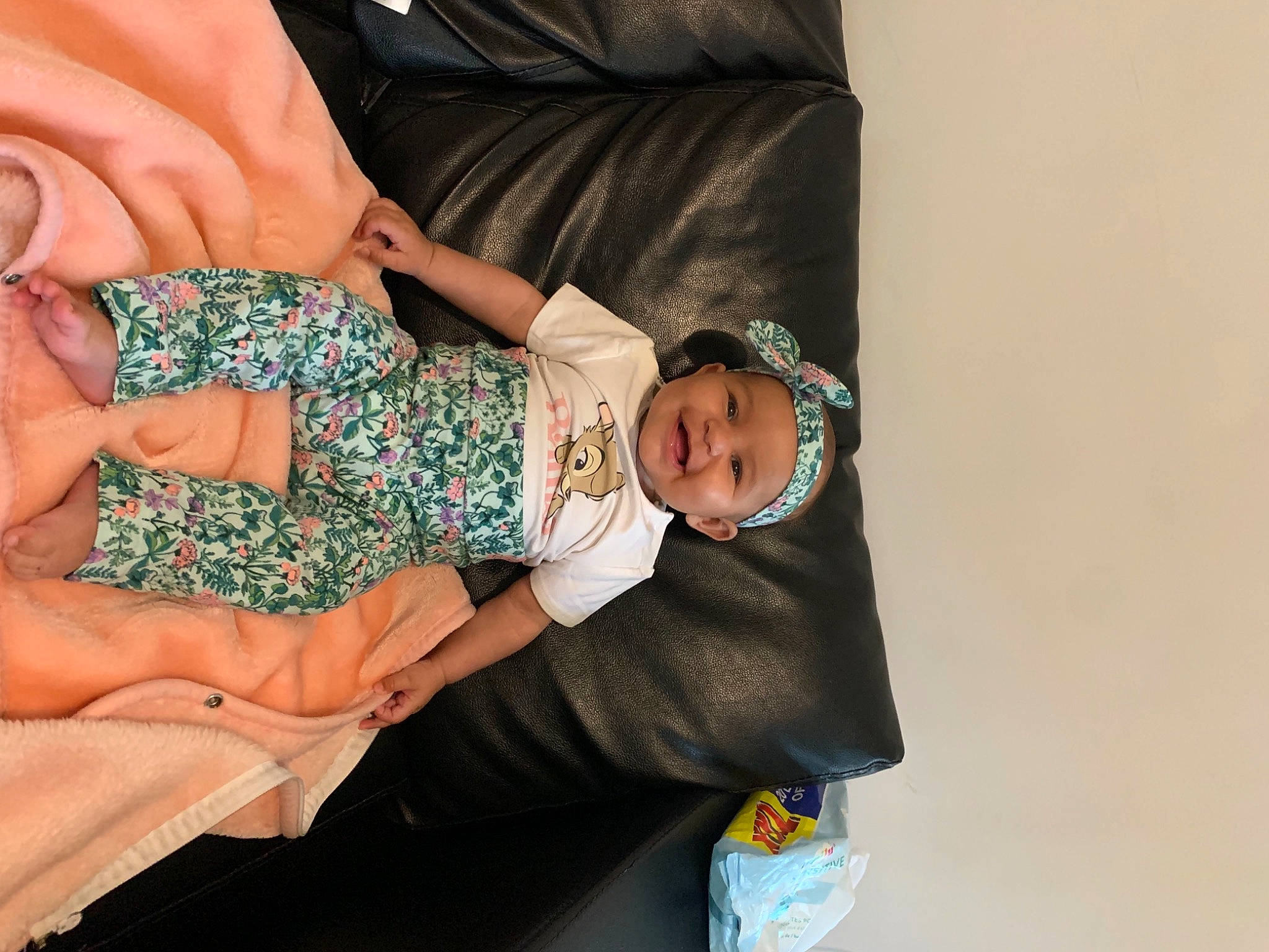 Inaya participe au concours pour gagner de l'argent avec cette photo : arm, baby, baby_toddler_clothing, child, comfort, dress, facial_expression, finger, gesture, glasses, hand, happy, head, headwear, human_body, human_leg, joy, nail, person, sleeve