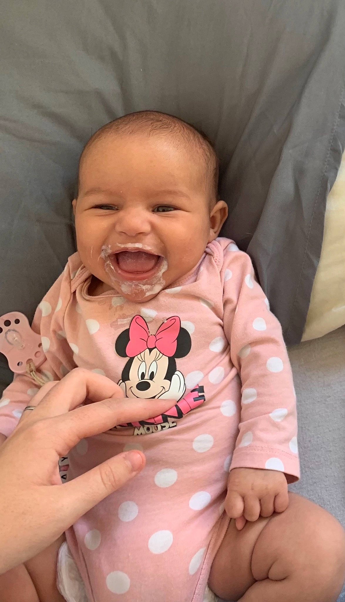 Inaya participe au concours pour gagner de l'argent avec cette photo : baby_toddler_clothing, cheek, chin, comfort, eye, face, facial_expression, hand, lip, mammal, mouth, nose, organ, person, product, skin, sleeve, smile, textile, vertebrate