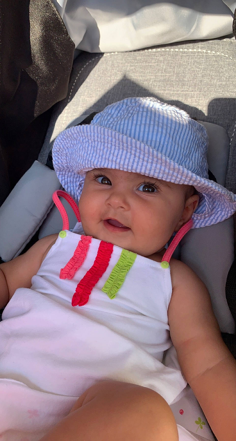 Ayna a rejoint le concours — aidez-le/la à gagner de superbes lots ! baby, baby_carriage, baby_products, baby_toddler_clothing, beauty, cap, cheek, child, comfort, fashion_accessory, fun, happy, hat, headgear, headwear, lip, person, product, sitting, skin