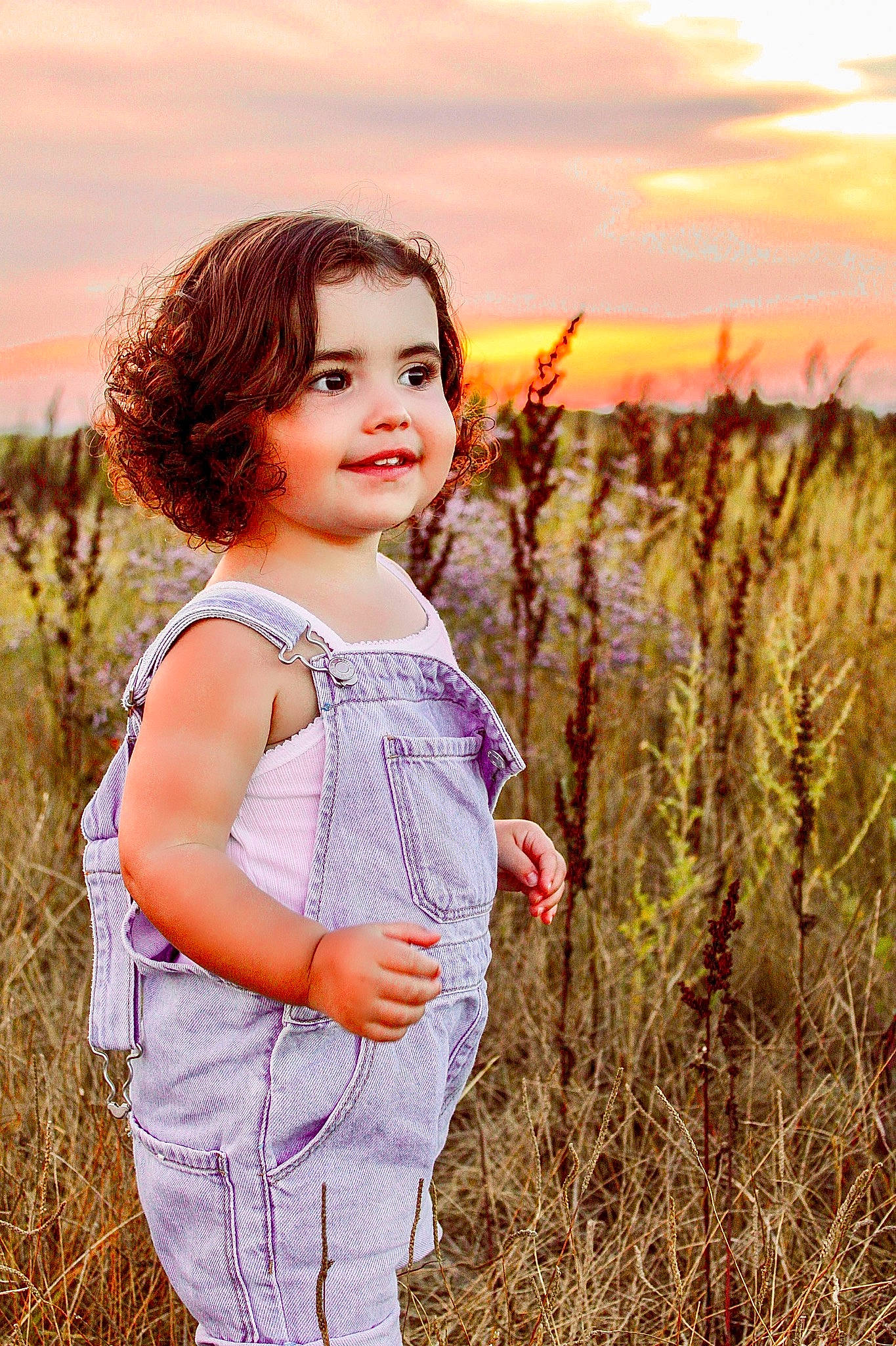 Leony a rejoint le concours — aidez-le/la à gagner de superbes lots ! agriculture, blond, child, field, flash_photography, grass, grassland, happy, joy, landscape, long_hair, meadow, morning, natural_landscape, people_in_nature, person, plant, prairie, sky, smile