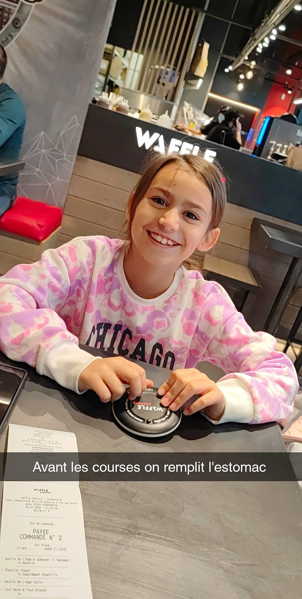 Lexie a rejoint le concours — aidez-le/la à gagner de superbes lots ! automotive_tire, baking, chair, child, cooking, dessert, eyelash, finger, fun, gadget, happy, joy, nail, person, plate, room, sitting, smile, sweetness, t_shirt