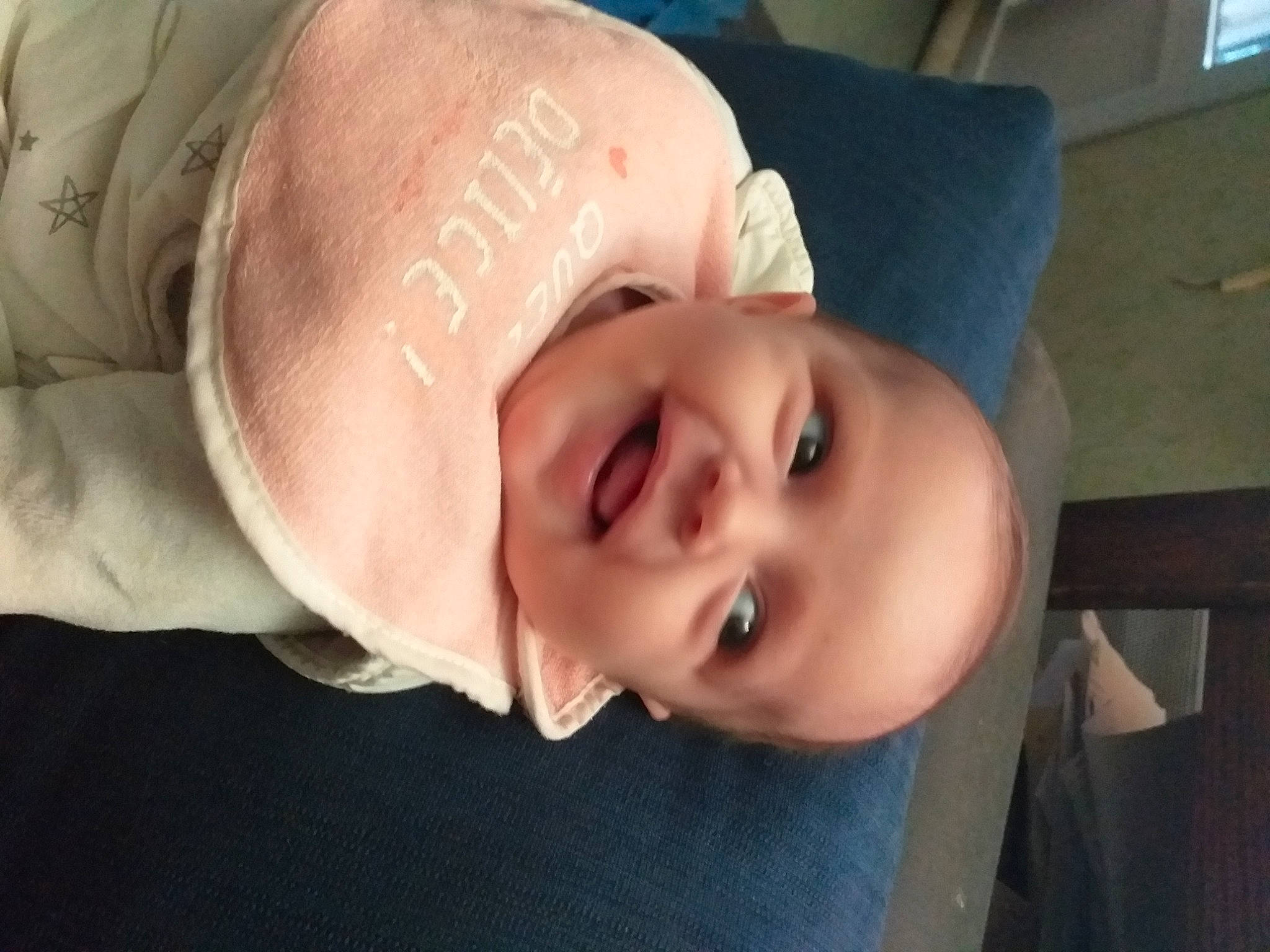 Léna a rejoint le concours — aidez-le/la à gagner de superbes lots ! cheek, ear, eye, eyebrow, eyelash, finger, forehead, gesture, hat, headgear, human_body, iris, jaw, lip, mouth, neck, nose, person, skin, sleeve