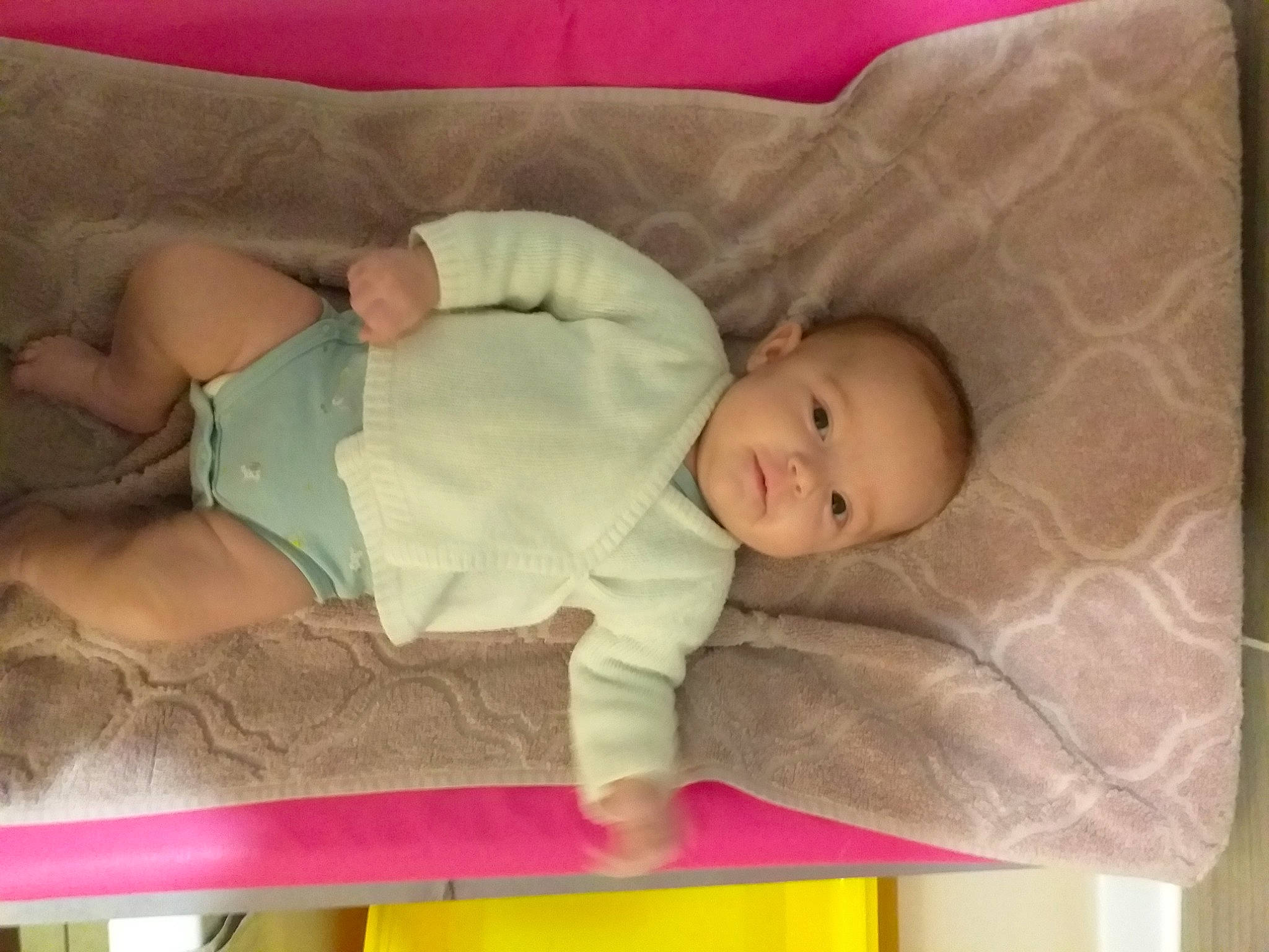 Léna a rejoint le concours — aidez-le/la à gagner de superbes lots ! baby, baby_products, baby_toddler_clothing, bedding, bedtime, cheek, child, comfort, face, linens, mammal, nap, pattern, person, room, skin, sleep, textile, toddler, wood