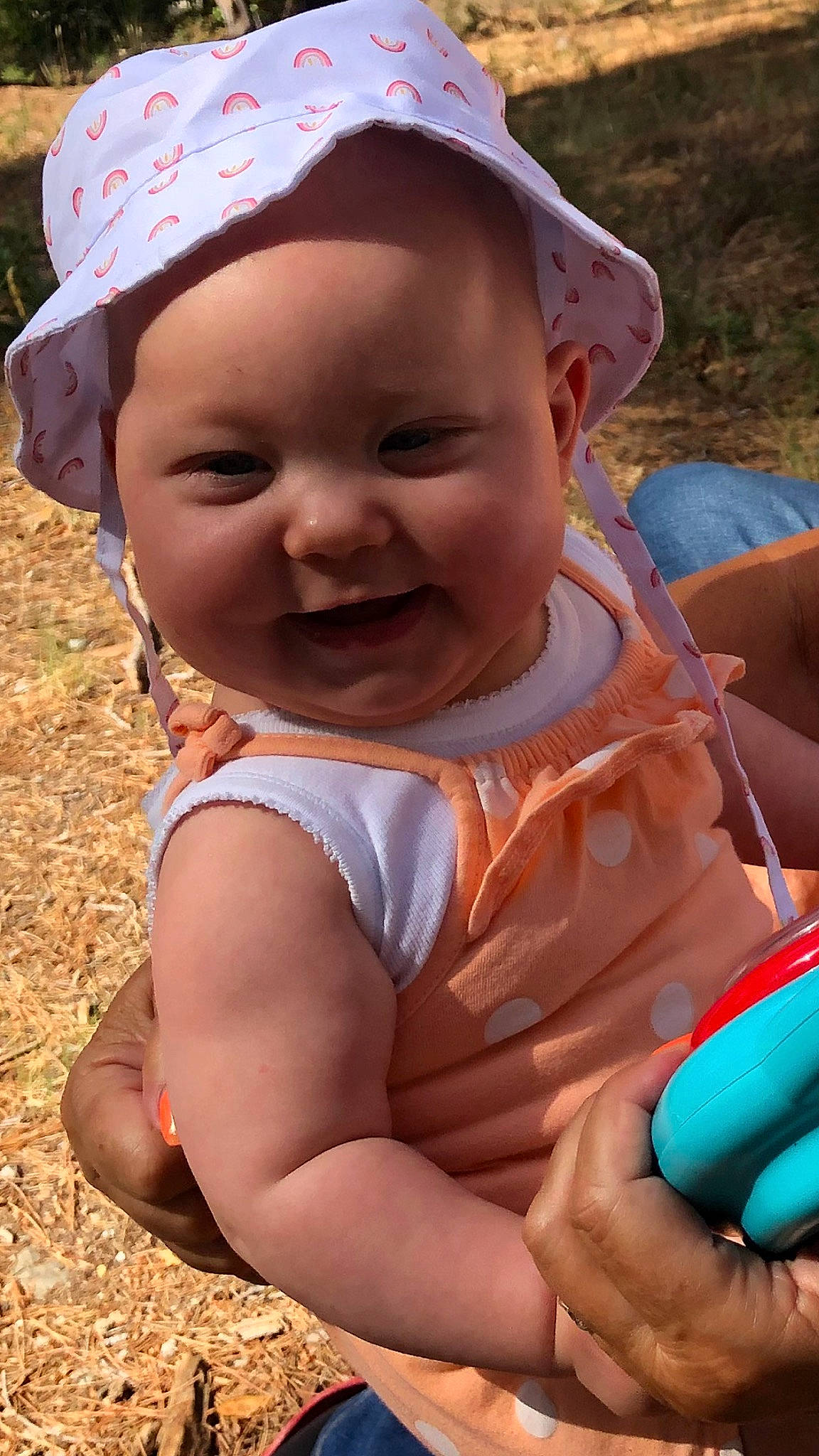 Ewa a rejoint le concours — aidez-le/la à gagner de superbes lots ! blue, cap, chin, eye, facial_expression, grass, happy, head, headwear, human, lip, mouth, nose, people_in_nature, person, photograph, pink, plant, product, skin