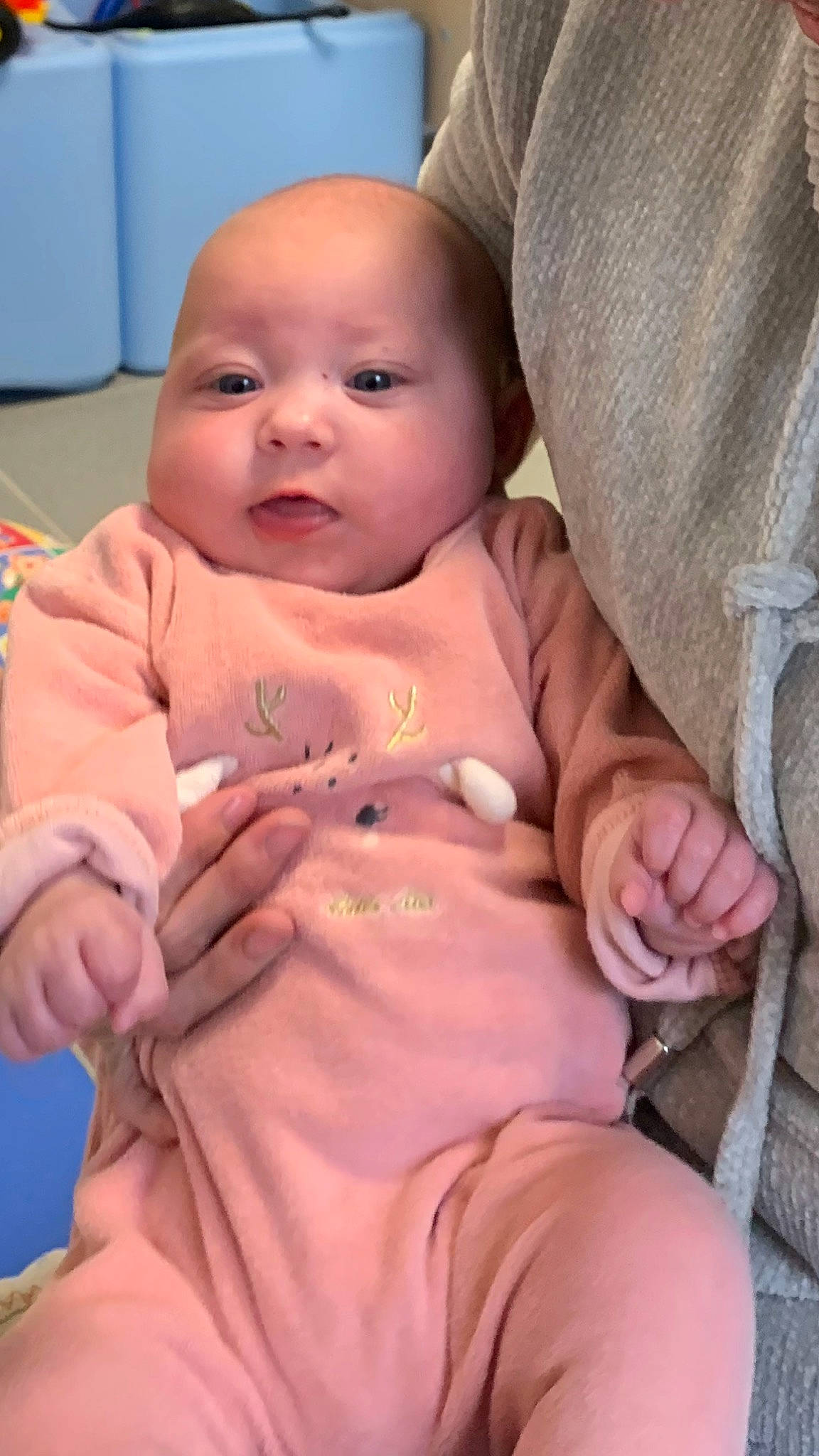 émilie a rejoint le concours — aidez-le/la à gagner de superbes lots ! baby, baby_toddler_clothing, cheek, comfort, eye, face, finger, gesture, happy, head, human_body, lip, mouth, nose, person, pink, skin, sleeve, smile, stomach