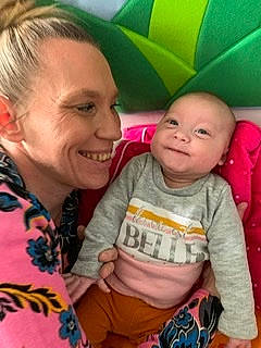 émilie participe au concours pour gagner de l'argent avec cette photo : baby_toddler_clothing, cheek, eye, eyebrow, facial_expression, gesture, green, happy, human, interaction, iris, joy, lip, mouth, nose, organ, person, pink, skin, sleeve