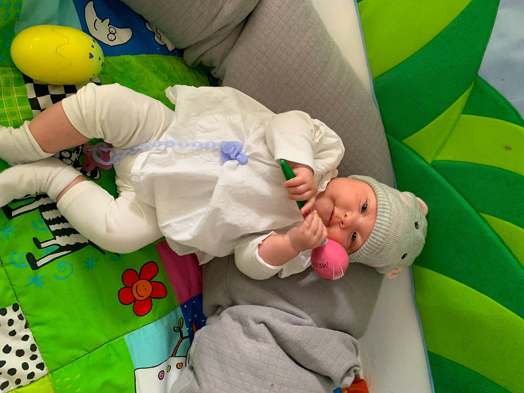 émilie a rejoint le concours — aidez-le/la à gagner de superbes lots ! baby, baby_products, baby_safety, baby_sleeping, baby_toddler_clothing, child, comfort, event, fictional_character, green, happy, headwear, health_care, linens, medical, person, product, room, stuffed_toy, textile