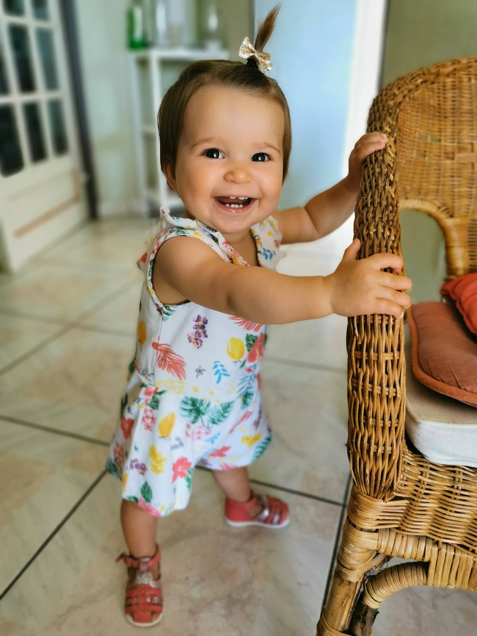 Louise a rejoint le concours — aidez-le/la à gagner de superbes lots ! baby_toddler_clothing, chair, comfort, door, floor, fun, hair, hairstyle, happy, head, human_body, joy, leisure, person, sandal, shoulder, skin, smile, sneakers, thigh