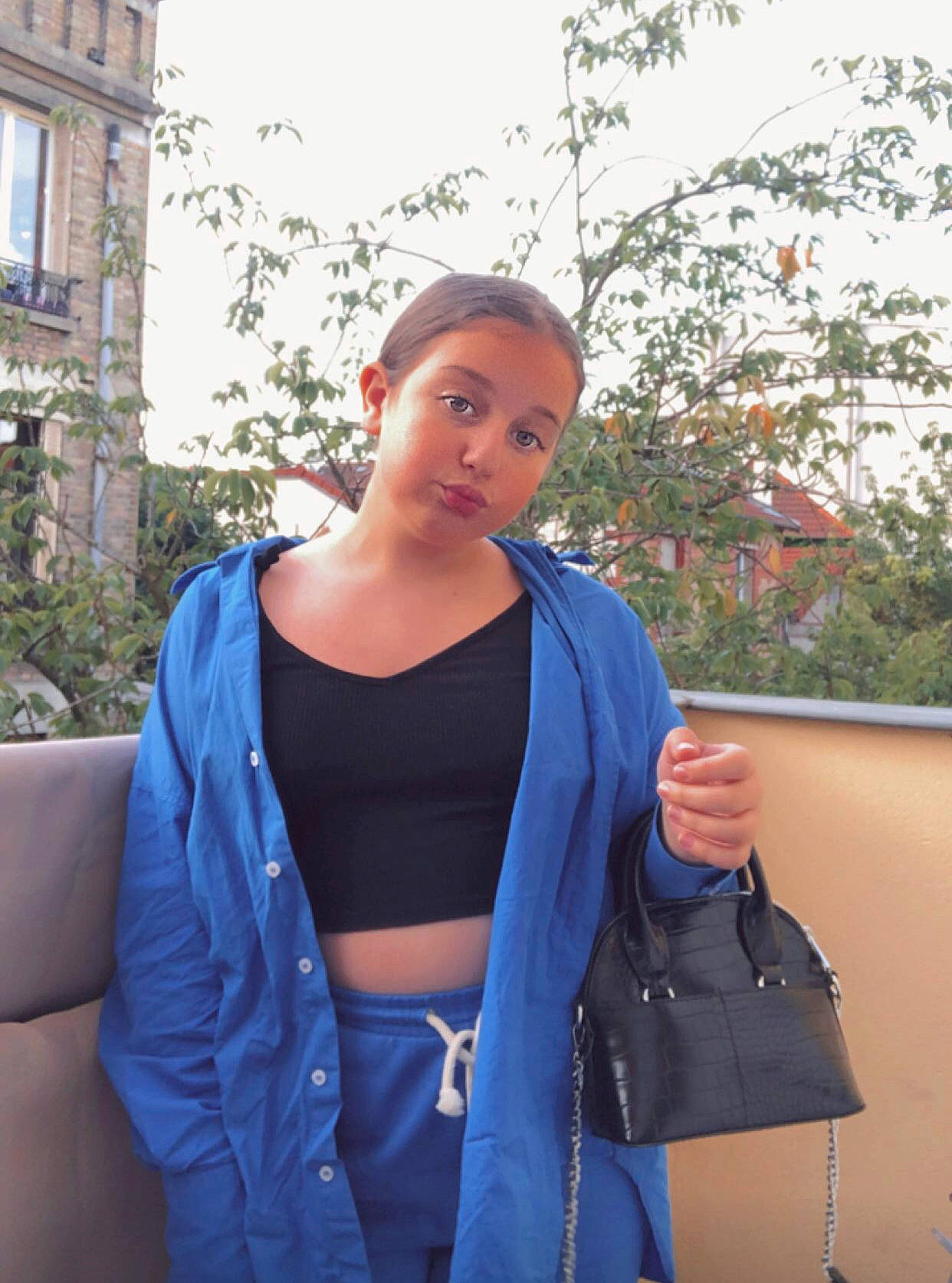 Levana participe au concours pour gagner de l'argent avec cette photo : blazer, collar, electric_blue, fashion_design, formal_wear, gesture, jewellery, long_hair, luggage_and_bags, neck, outerwear, person, shoulder, sleeve, sportswear, street_fashion, t_shirt, thigh, trunk, waist