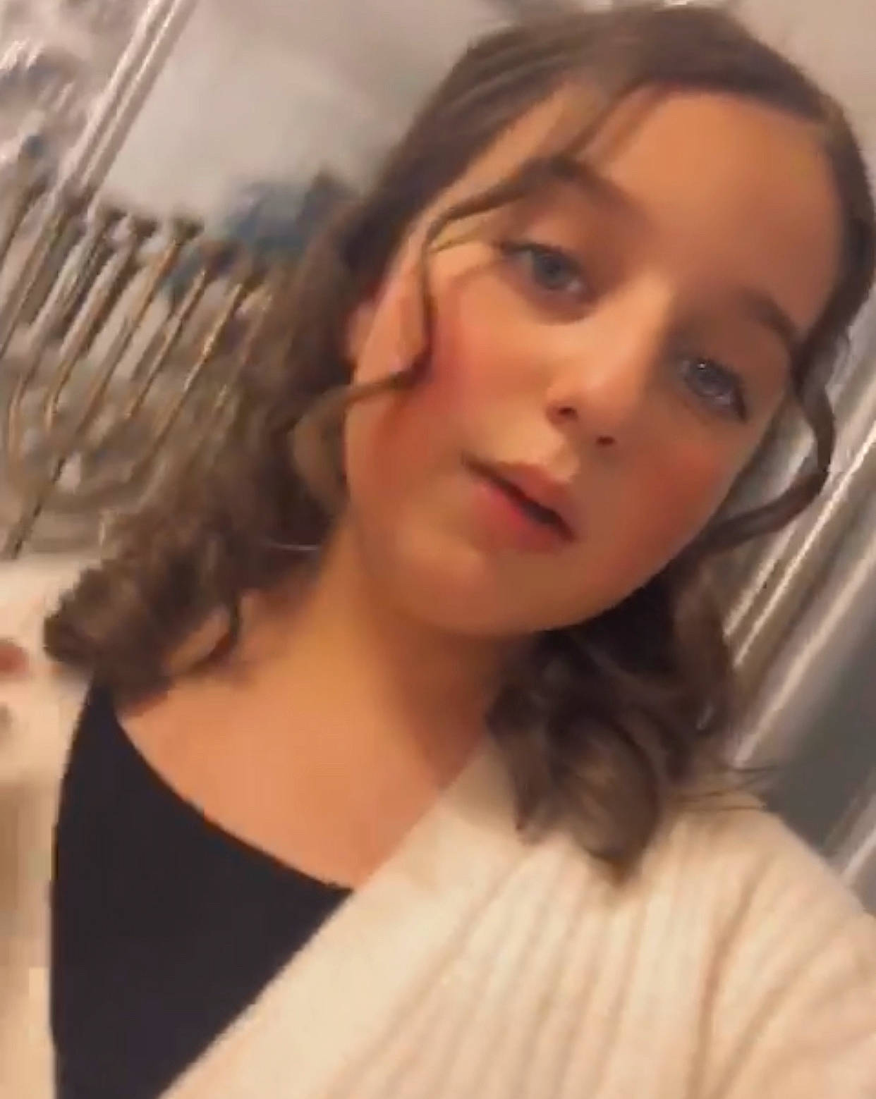 Levana a rejoint le concours — aidez-le/la à gagner de superbes lots ! black_hair, cheek, chin, cool, eye, eyebrow, eyelash, face, fashion, flash_photography, forehead, iris, jaw, layered_hair, lip, long_hair, mouth, neck, nose, person