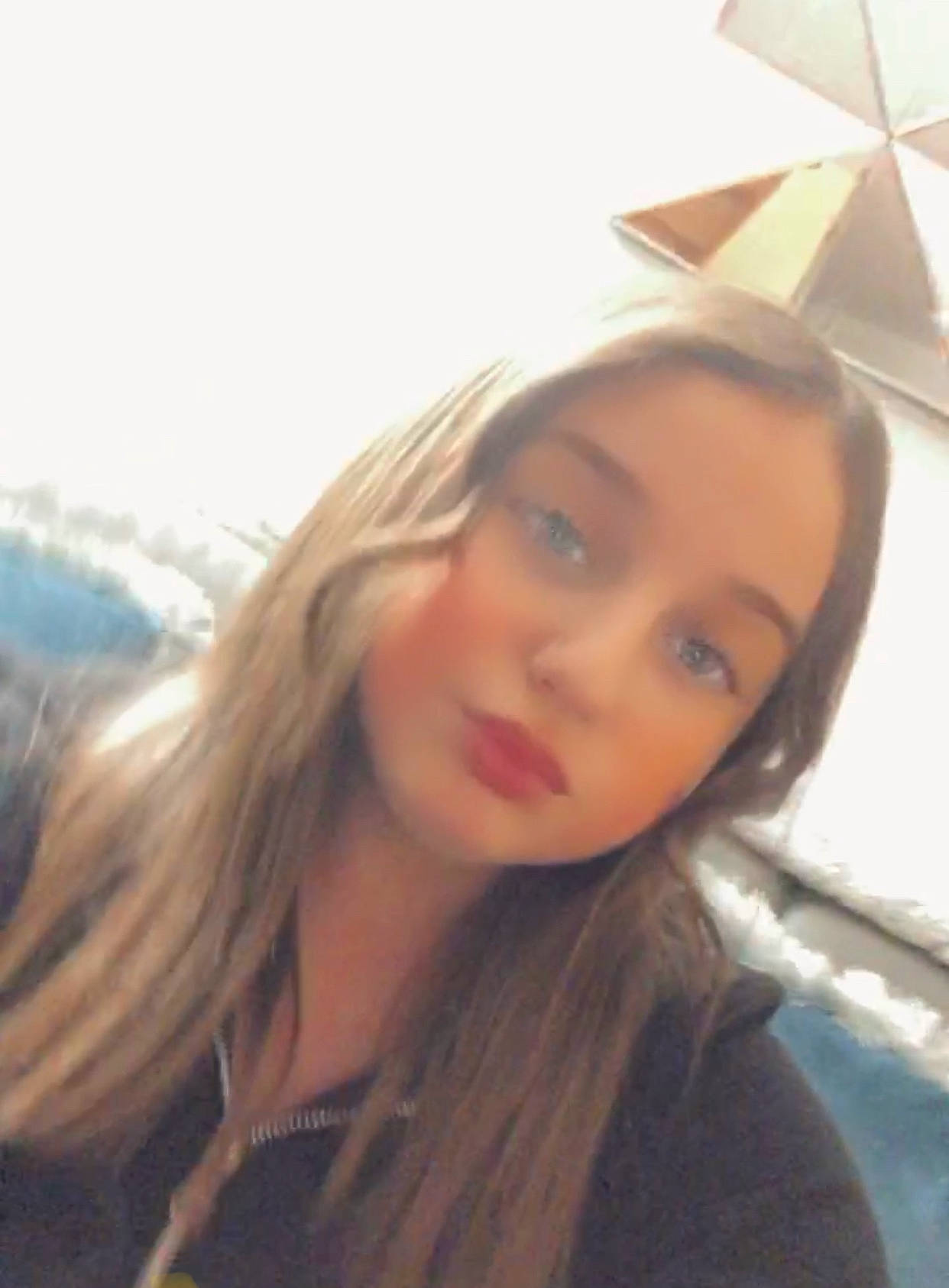 Levana a rejoint le concours — aidez-le/la à gagner de superbes lots ! black_hair, blond, eyebrow, eyelash, eyewear, flash_photography, freezing, fun, happy, iris, jaw, layered_hair, lip, long_hair, neck, nose, person, selfie, step_cutting, street_fashion