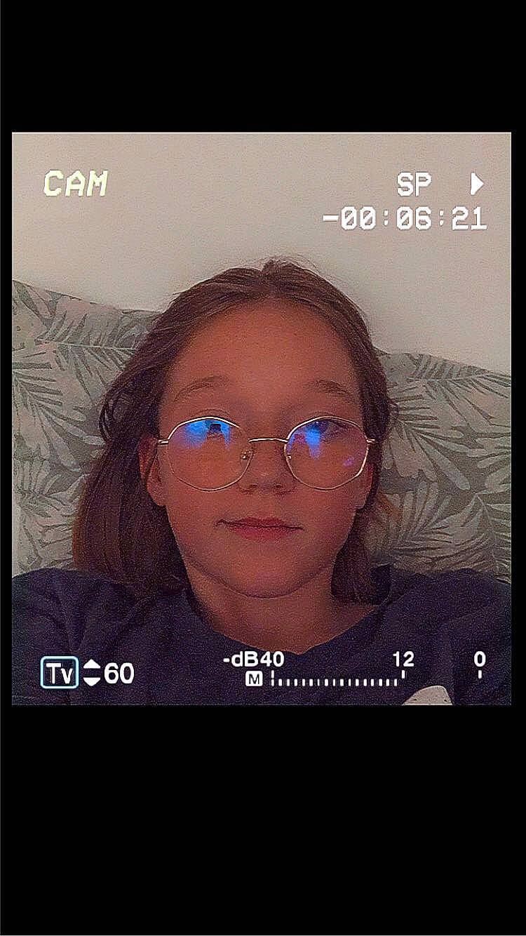 Louna a rejoint le concours — aidez-le/la à gagner de superbes lots ! cheek, chin, eye, eyebrow, eyelash, eyewear, flash_photography, font, forehead, fun, glasses, hair, happy, jaw, mouth, nose, person, screenshot, skin, technology