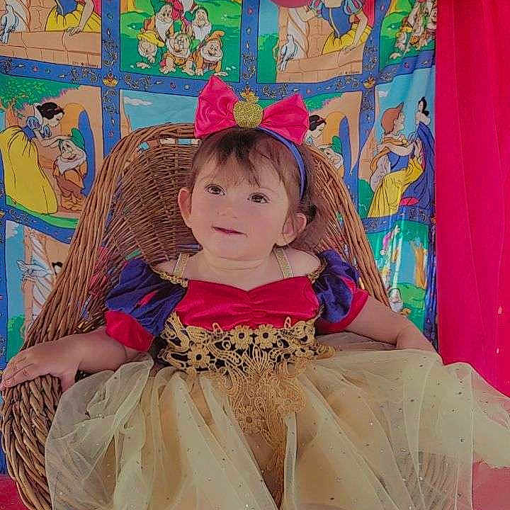 Fleur participe au concours pour gagner de l'argent avec cette photo : balloon, child, dress, event, fashion, fashion_design, fun, happy, human, human_body, leisure, magenta, party_supply, peach, pink, plant, recreation, textile, toddler, yellow