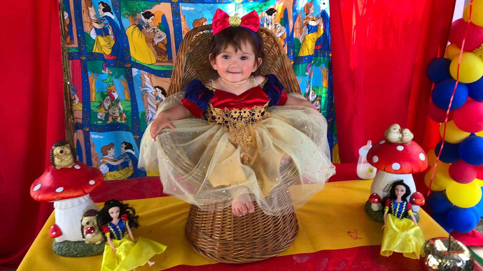 Fleur a rejoint le concours — aidez-le/la à gagner de superbes lots ! animation, child, costume, curtain, decoration, event, fashion_design, fun, happy, holiday, joy, leisure, magenta, peach, person, pink, room, smile, stuffed_toy, toddler