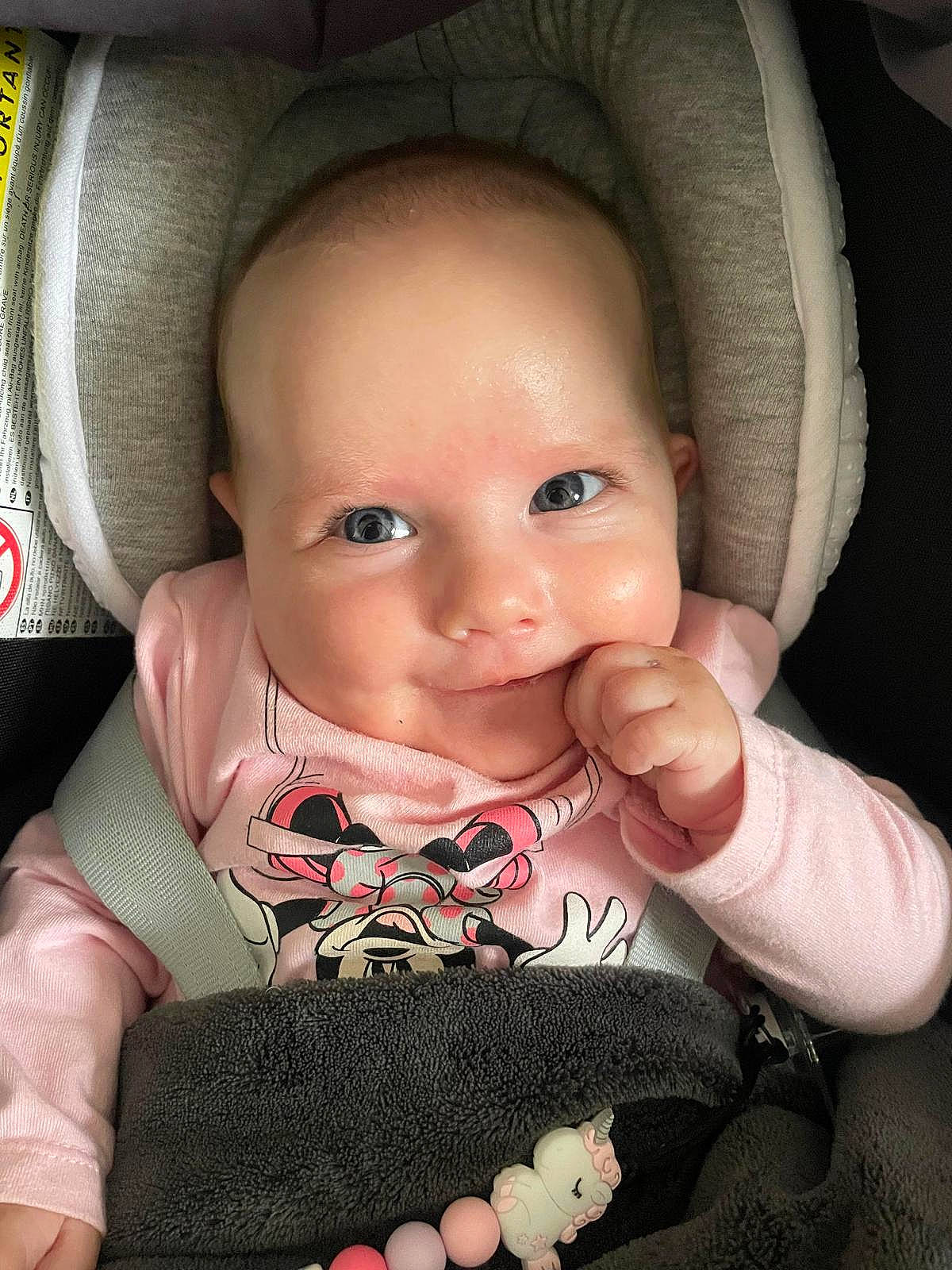 Noémïe participe au concours pour gagner de l'argent avec cette photo : baby, baby_toddler_clothing, cheek, comfort, eyelash, finger, hand, hat, headgear, human, iris, lip, mouth, nose, organ, person, skin, sleeve, smile, thumb