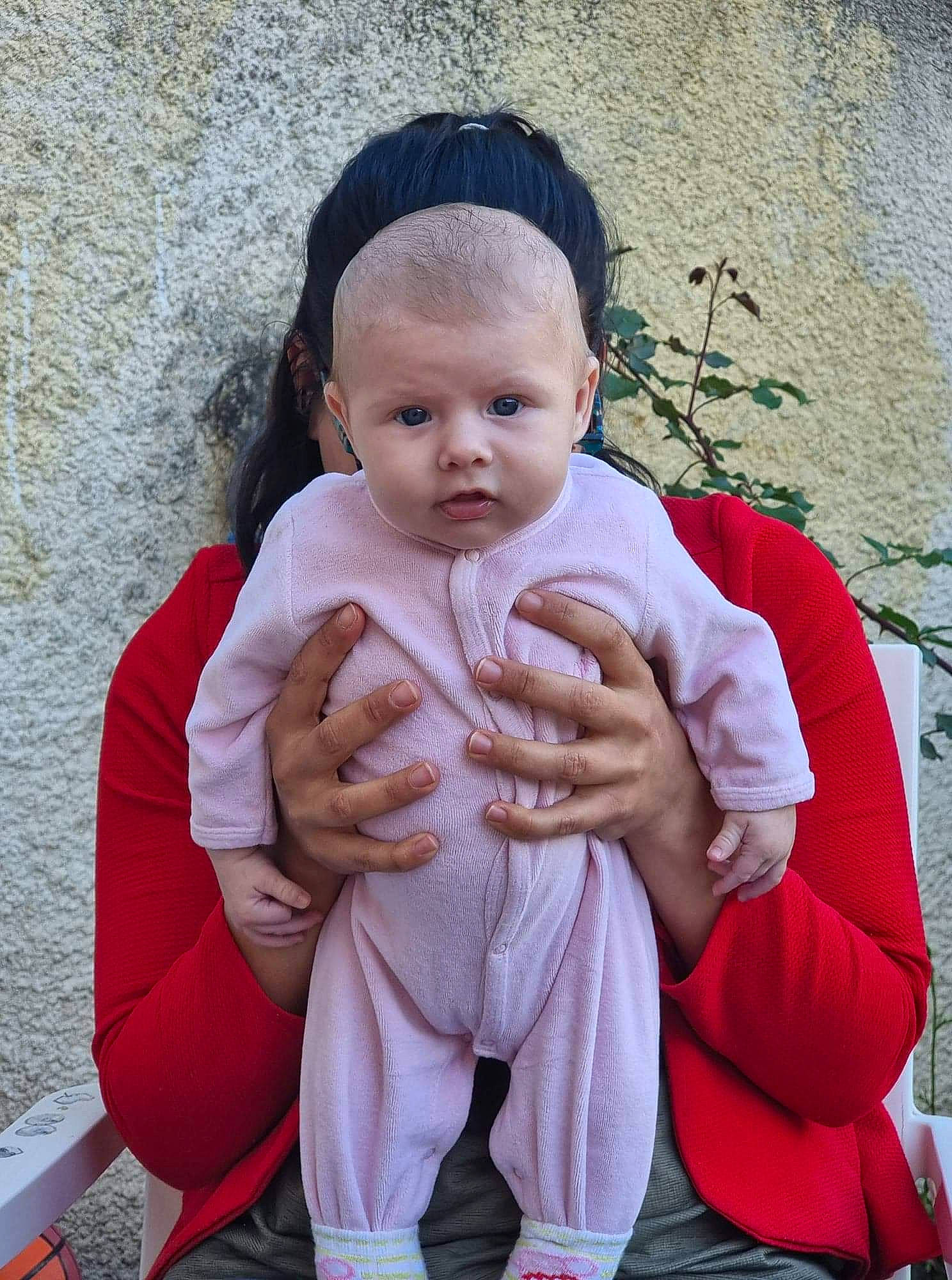 Jade a rejoint le concours — aidez-le/la à gagner de superbes lots ! abdomen, arm, baby, baby_products, baby_toddler_clothing, fashion_accessory, gesture, happy, head, human_body, lip, nail, neck, outerwear, person, pink, sleeve, thumb, toddler, tradition