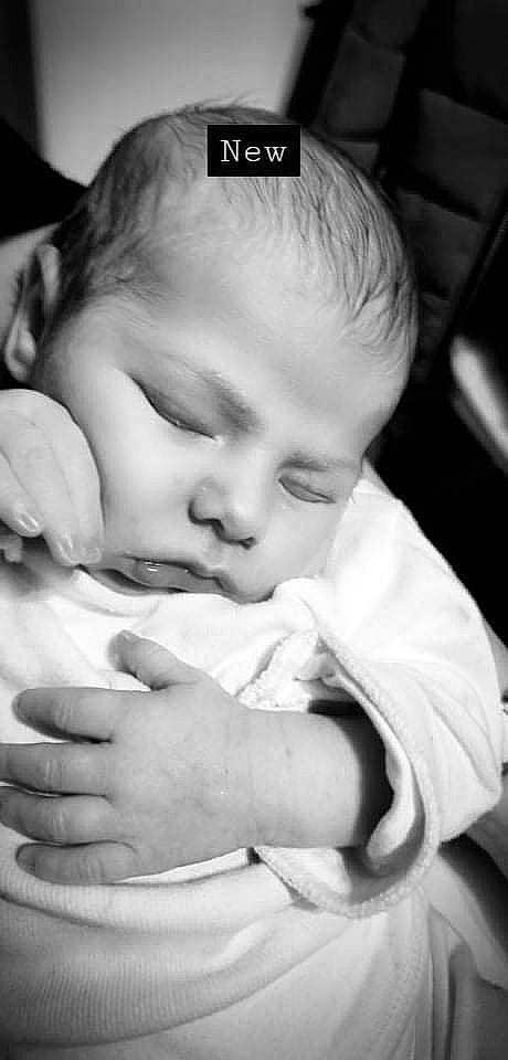 Jade a rejoint le concours — aidez-le/la à gagner de superbes lots ! baby, black_and_white, cheek, chin, comfort, ear, eye, eyebrow, eyelash, finger, gesture, hand, happy, human_body, iris, lip, mammal, mouth, nose, person