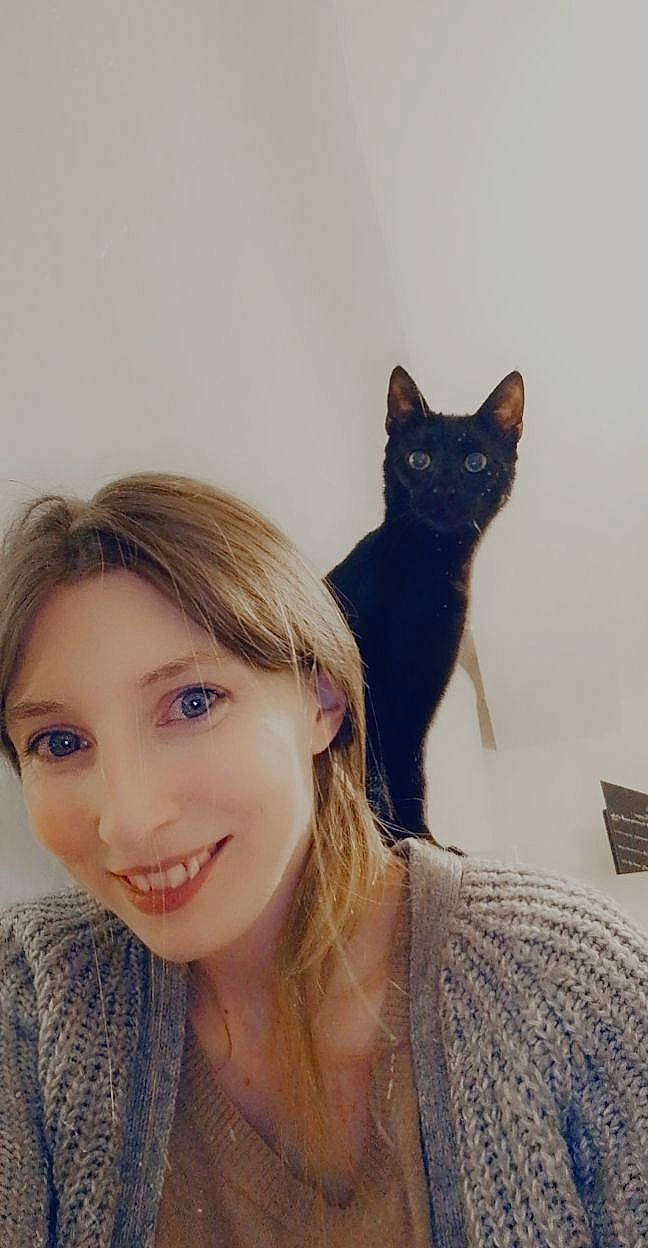 Kiwi participe au concours pour gagner de l'argent avec cette photo : carnivore, cat, ear, eyebrow, eyelash, fawn, felidae, flash_photography, gesture, grey, hair, happy, human_body, iris, long_hair, neck, skin, small_to_medium_sized_cats, smile, whiskers