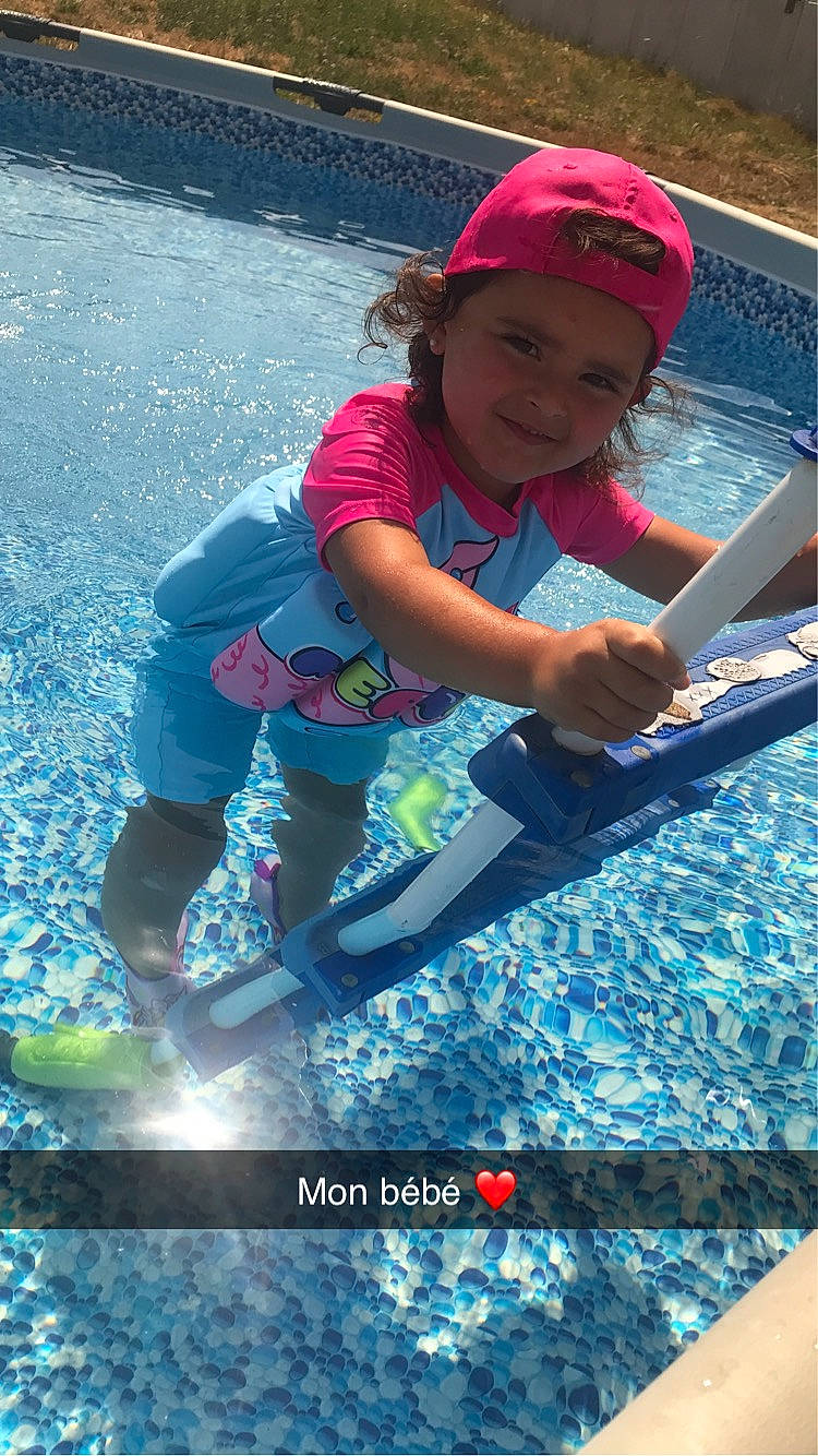 Elvira a rejoint le concours — aidez-le/la à gagner de superbes lots ! adventure, baseball_cap, cap, carmine, child, electric_blue, fun, happy, headgear, headwear, joy, leisure, person, personal_protective_equipment, play, recreation, smile, sports, toddler, travel