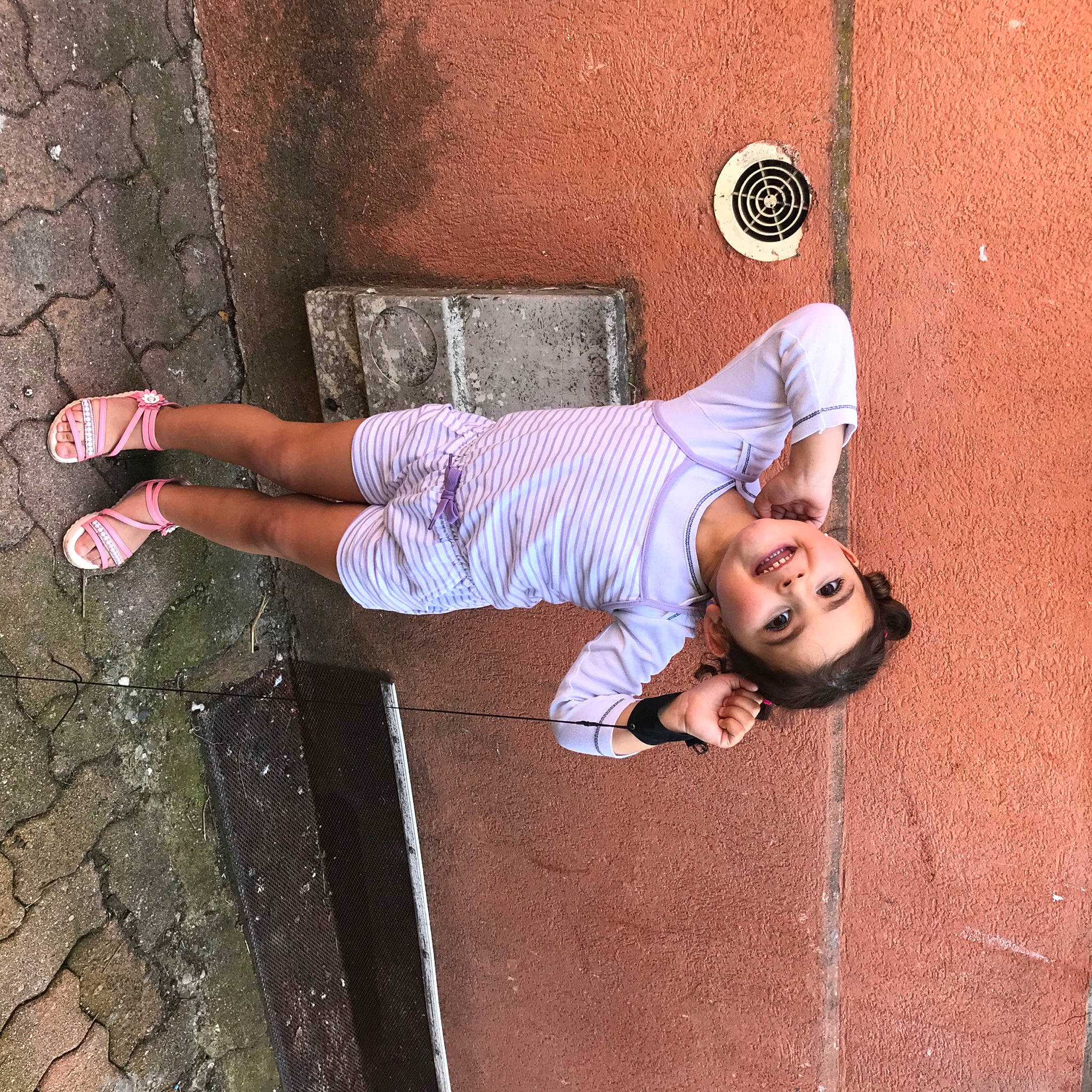 Elvira participe au concours pour gagner de l'argent avec cette photo : child, cool, eyewear, foot, happy, hat, human_body, human_leg, joint, joy, knee, leg, leisure, person, pink, shoe, sidewalk, sunglasses, t_shirt, thigh
