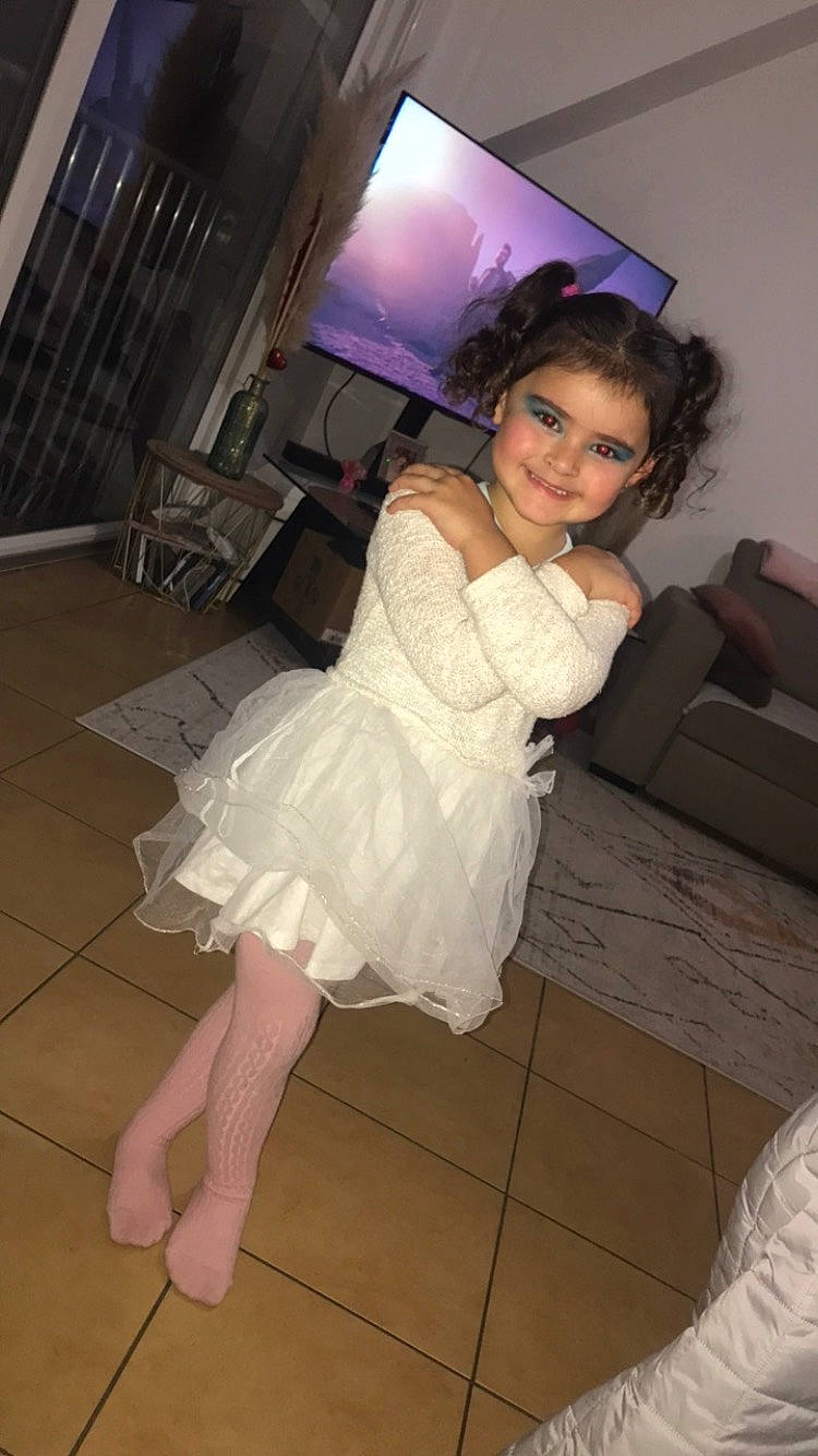 Elvira a rejoint le concours — aidez-le/la à gagner de superbes lots ! child, dress, embellishment, event, fashion_design, flash_photography, floor, flooring, foot, formal_wear, fun, happy, human_leg, joint, joy, long_hair, person, sandal, shoulder, skin