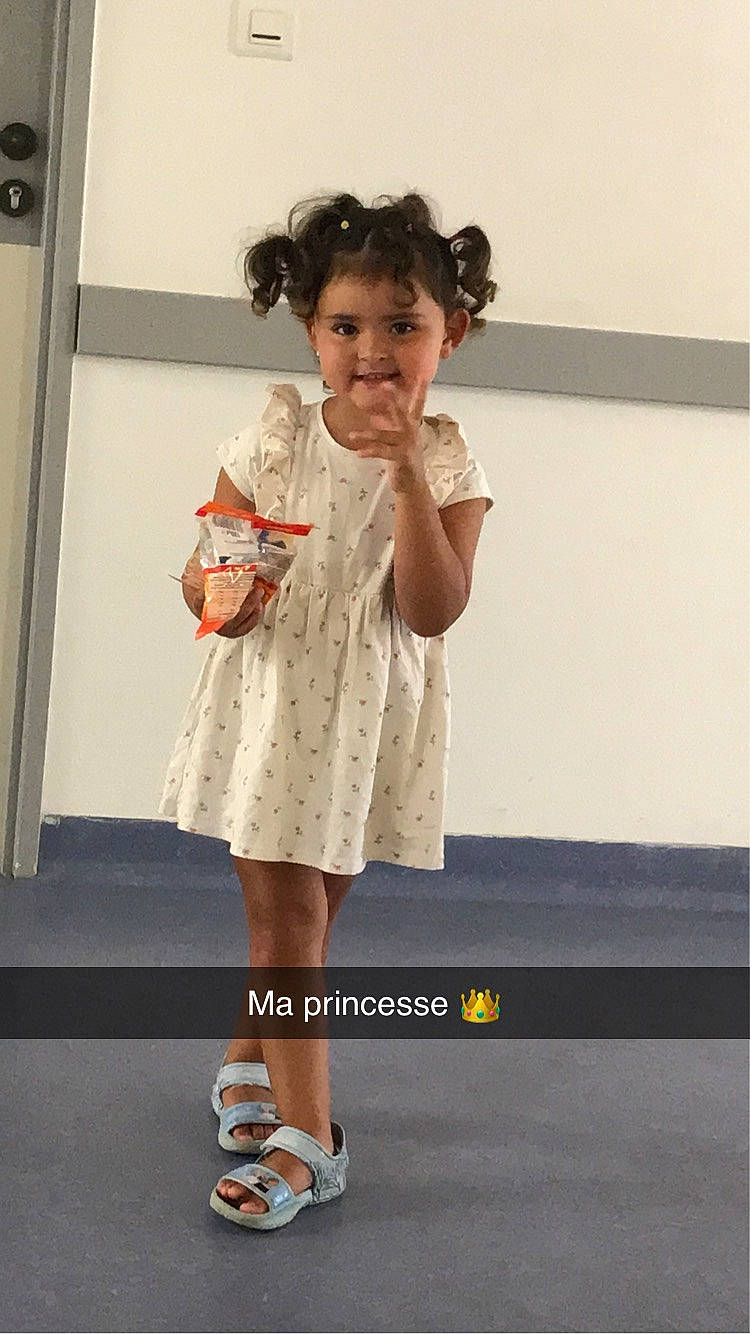 Elvira participe au concours pour gagner de l'argent avec cette photo : cocktail_dress, day_dress, dress, embellishment, event, fashion_accessory, fashion_design, flooring, formal_wear, gesture, happy, human_leg, joint, joy, one_piece_garment, pattern, person, sandal, sleeve, thigh