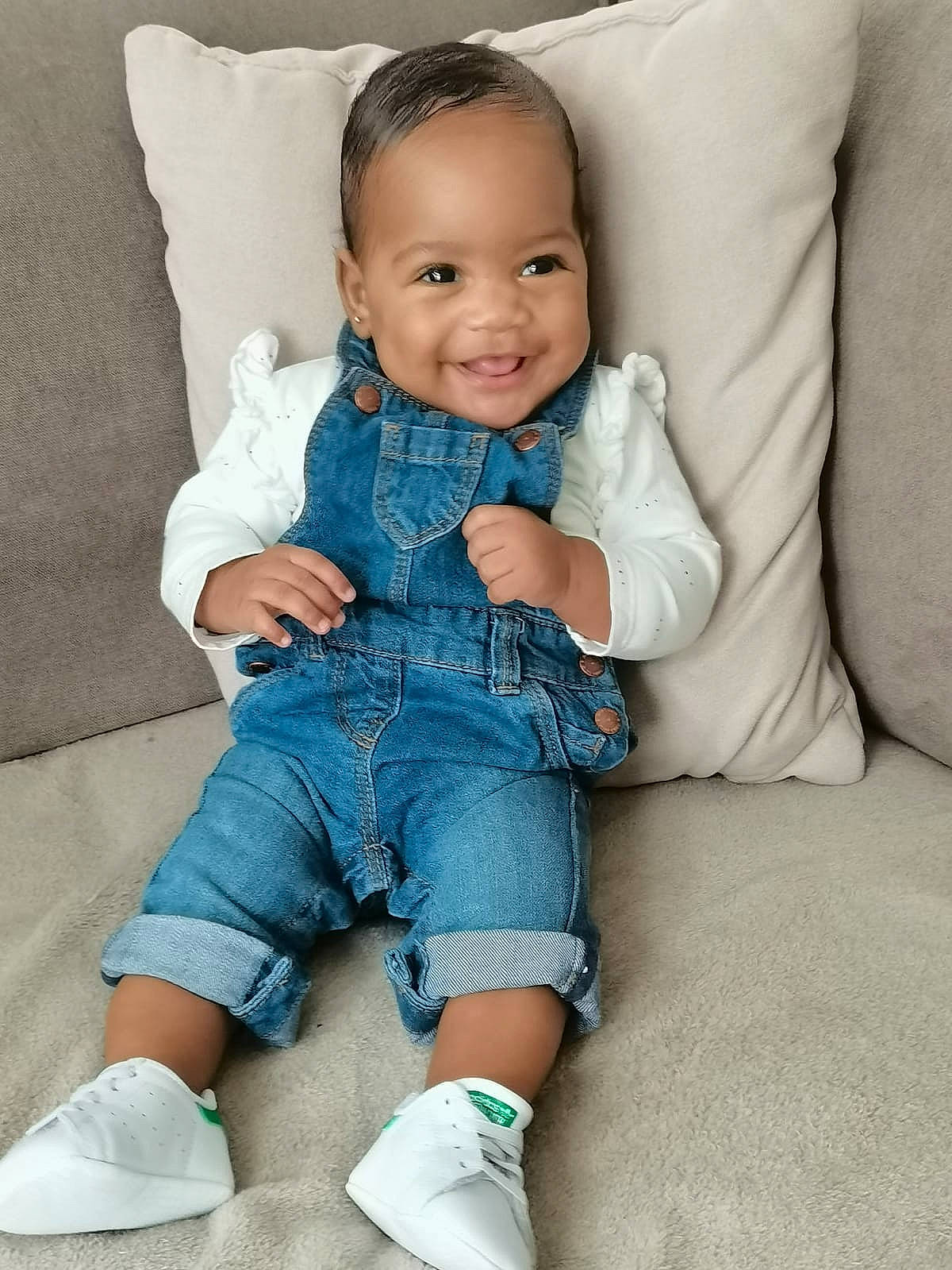 Mïah a rejoint le concours — aidez-le/la à gagner de superbes lots ! baby, baby_products, baby_toddler_clothing, blue, cheek, child, comfort, denim, foot, footwear, human_leg, jeans, joy, leg, person, product, shoe, sitting, skin, toddler