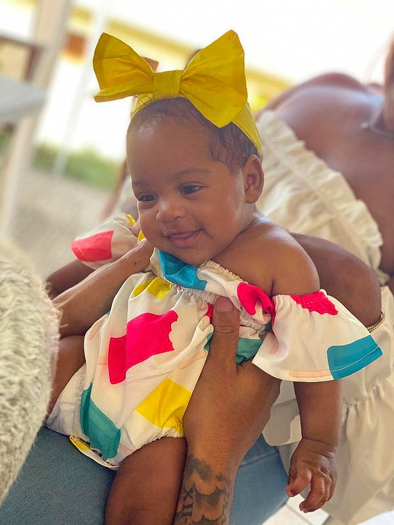 Mïah a rejoint le concours — aidez-le/la à gagner de superbes lots ! baby, child, costume, dress, ear, fashion_accessory, fun, happy, headgear, neck, person, play, skin, smile, summer, toddler, vacation, yellow