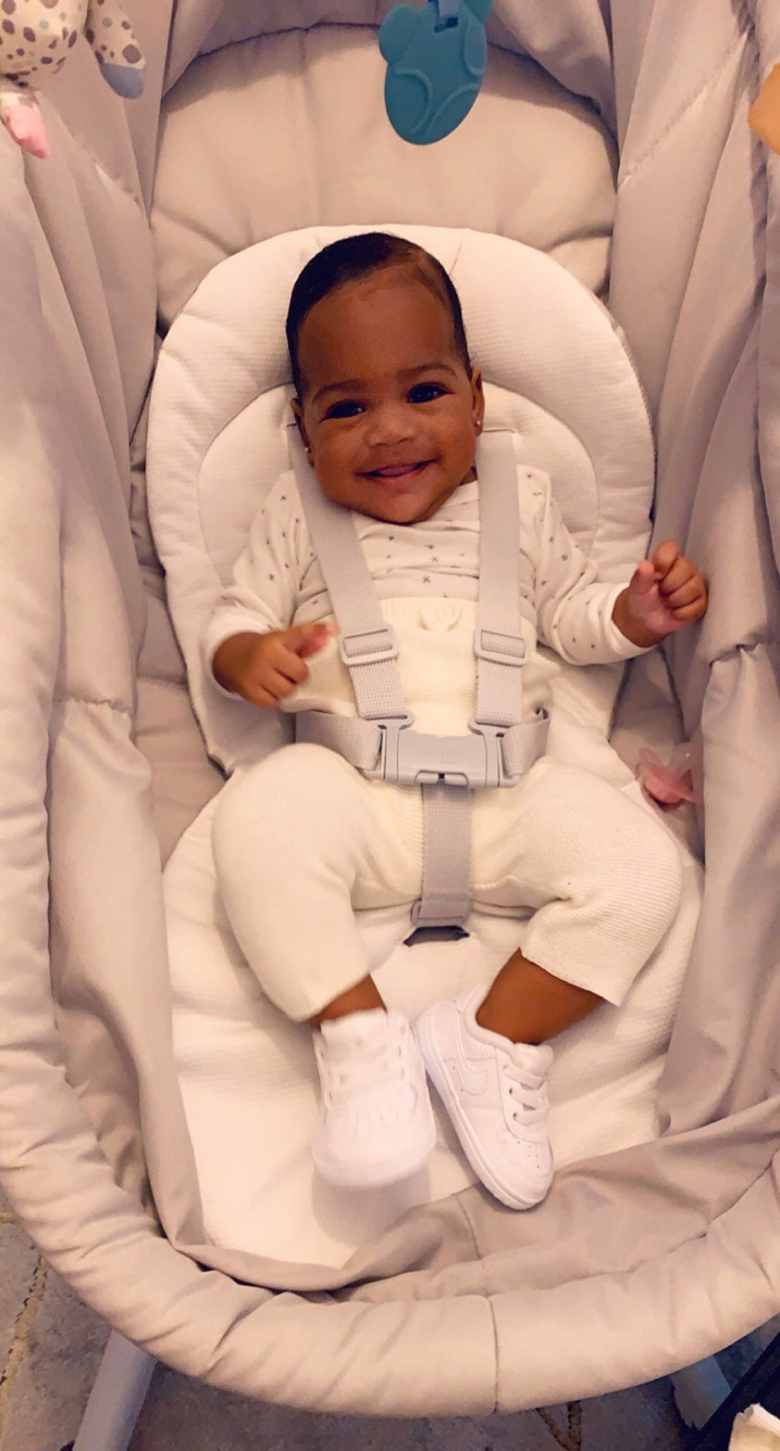 Mïah a rejoint le concours — aidez-le/la à gagner de superbes lots ! baby, baby_in_car_seat, baby_products, baby_sleeping, child, comfort, joy, person, product, toddler