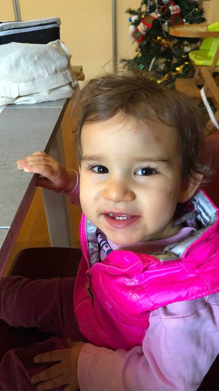 Lyna a rejoint le concours — aidez-le/la à gagner de superbes lots ! baby, baby_toddler_clothing, bed_sheet, bedroom, cheek, child, christmas, christmas_decoration, christmas_ornament, eye, holiday_ornament, hood, iris, laugh, linens, ornament, person, pillow, pink, toddler