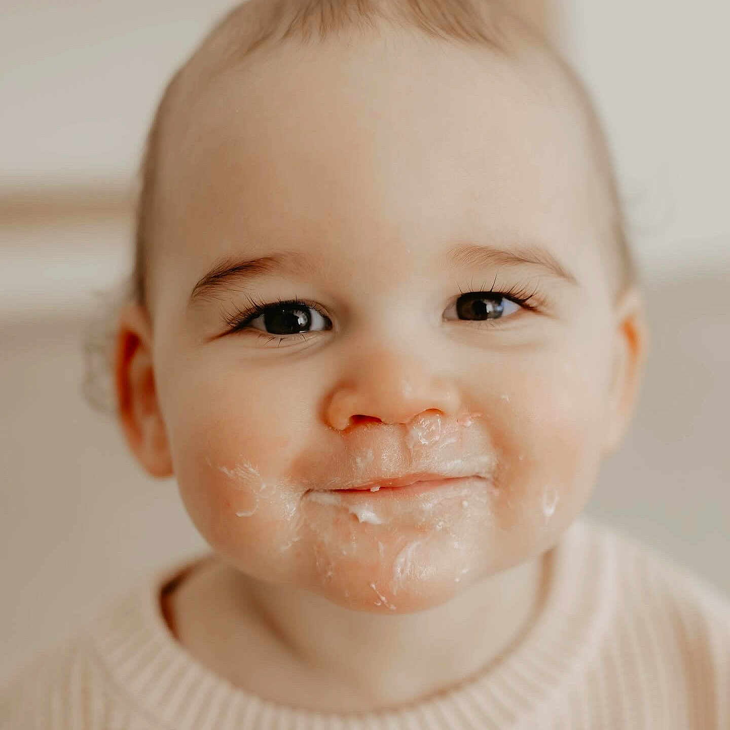 Gabriel a rejoint le concours — aidez-le/la à gagner de superbes lots ! baby, babylaughing, biting, eating, face, food, happy, head, person, photography, portrait, smile, spitting