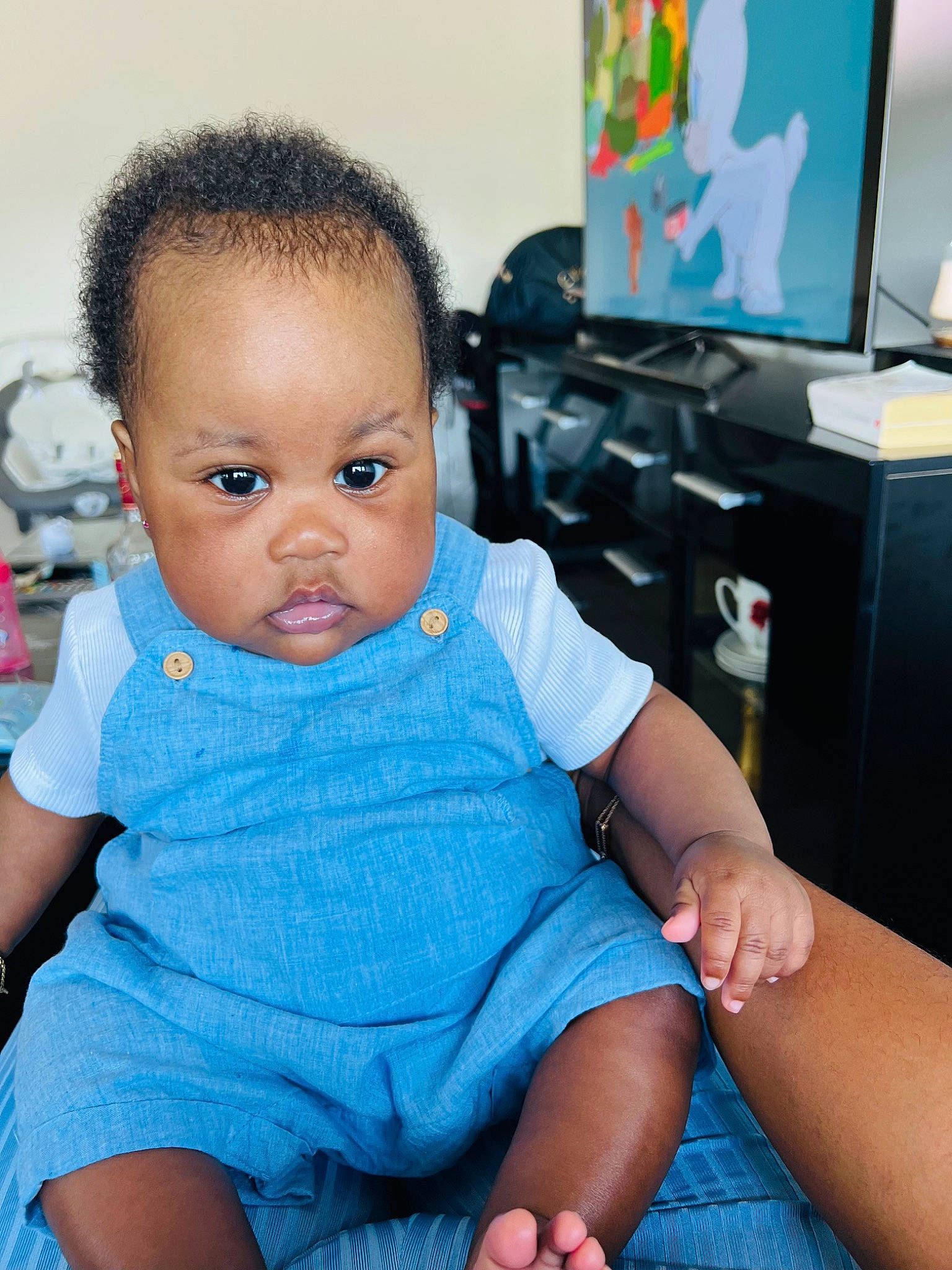 Aude-michele participe au concours pour gagner de l'argent avec cette photo : arm, azure, baby_toddler_clothing, blue, cheek, chin, eye, finger, fun, happy, iris, joint, lap, output_device, person, skin, standing, television, thigh, thumb