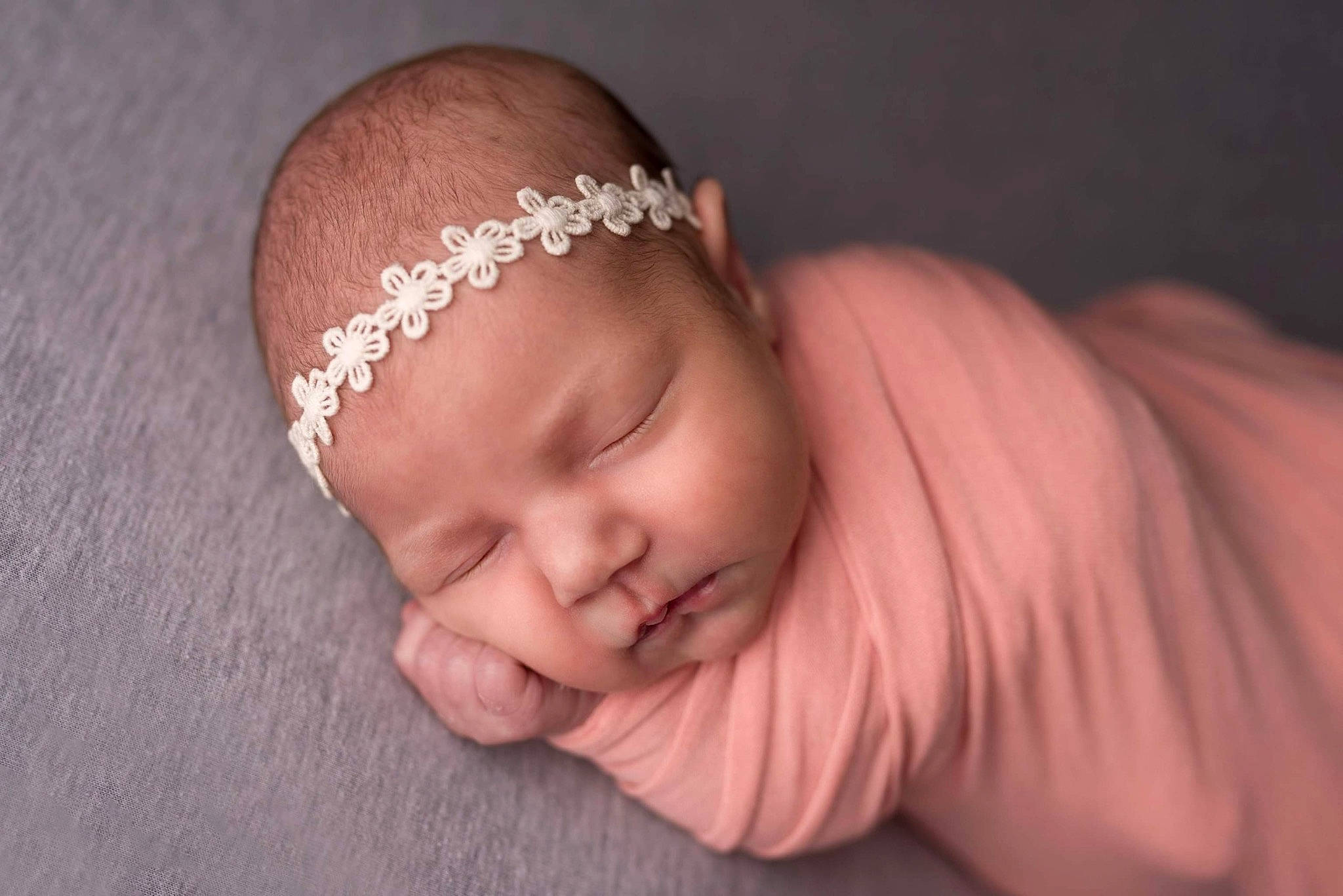 Kayla a rejoint le concours — aidez-le/la à gagner de superbes lots ! baby, baby_toddler_clothing, body_jewelry, cap, dress, eye, eyebrow, eyelash, flash_photography, glasses, hair, hand, happy, head, headgear, human_body, lip, neck, person, sunglasses