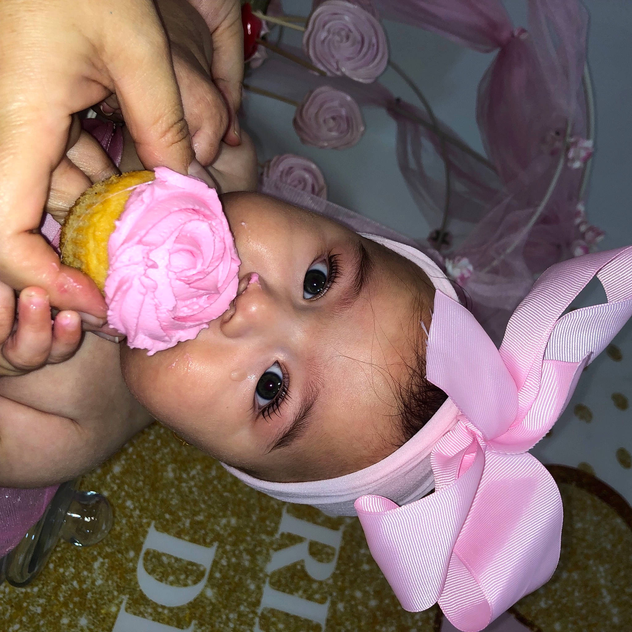 Diana a rejoint le concours — aidez-le/la à gagner de superbes lots ! baby, cheek, child, eye, eyelash, finger, flower, fun, gesture, happy, headwear, lip, magenta, mouth, nail, nose, person, petal, pink, skin