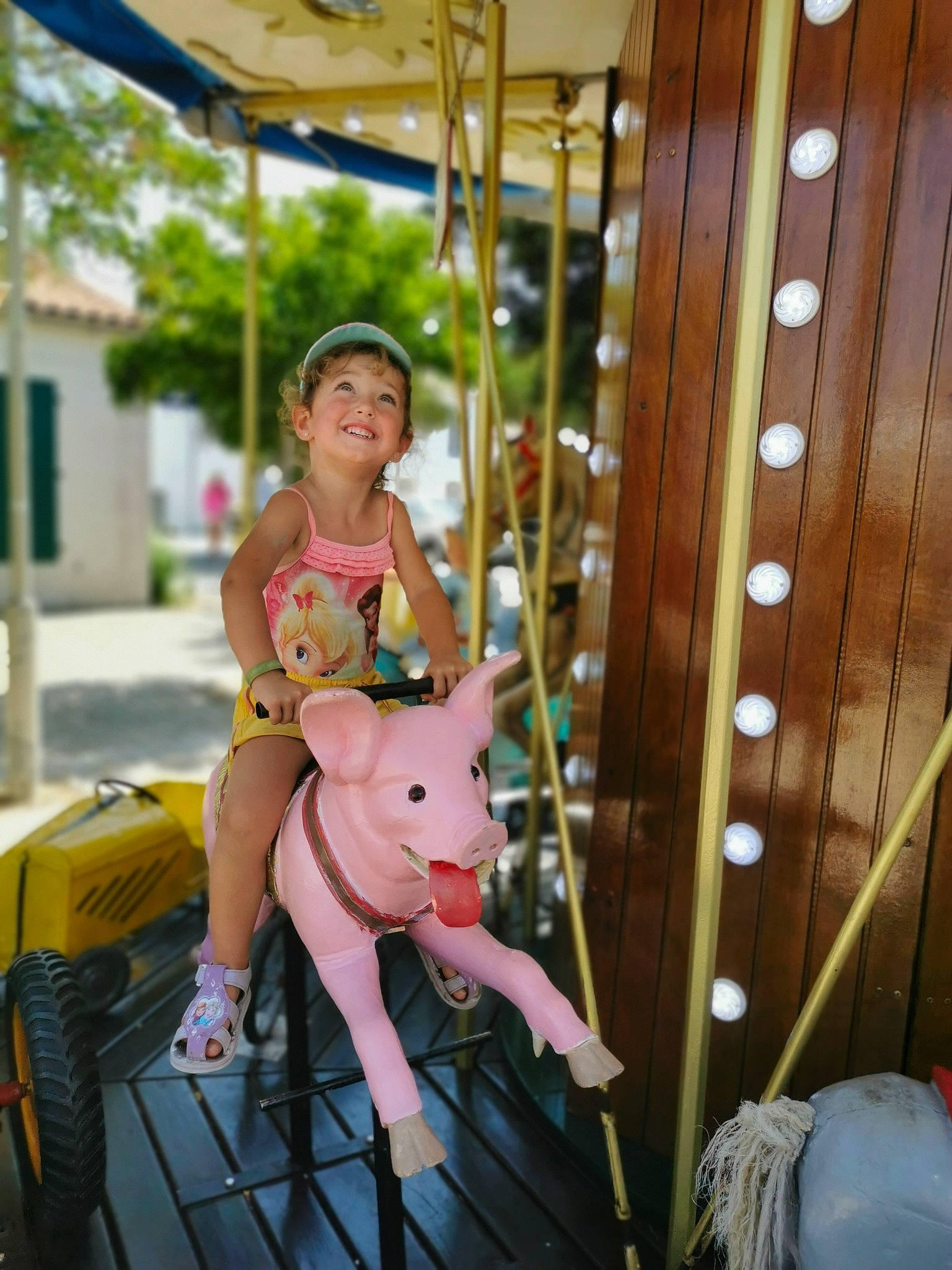 Shaïna a rejoint le concours — aidez-le/la à gagner de superbes lots ! amusement_park, amusement_ride, animation, carousel, child, event, fawn, figurine, fun, horse, horse_tack, joy, leisure, livestock, nonbuilding_structure, person, recreation, toy, tree, vacation