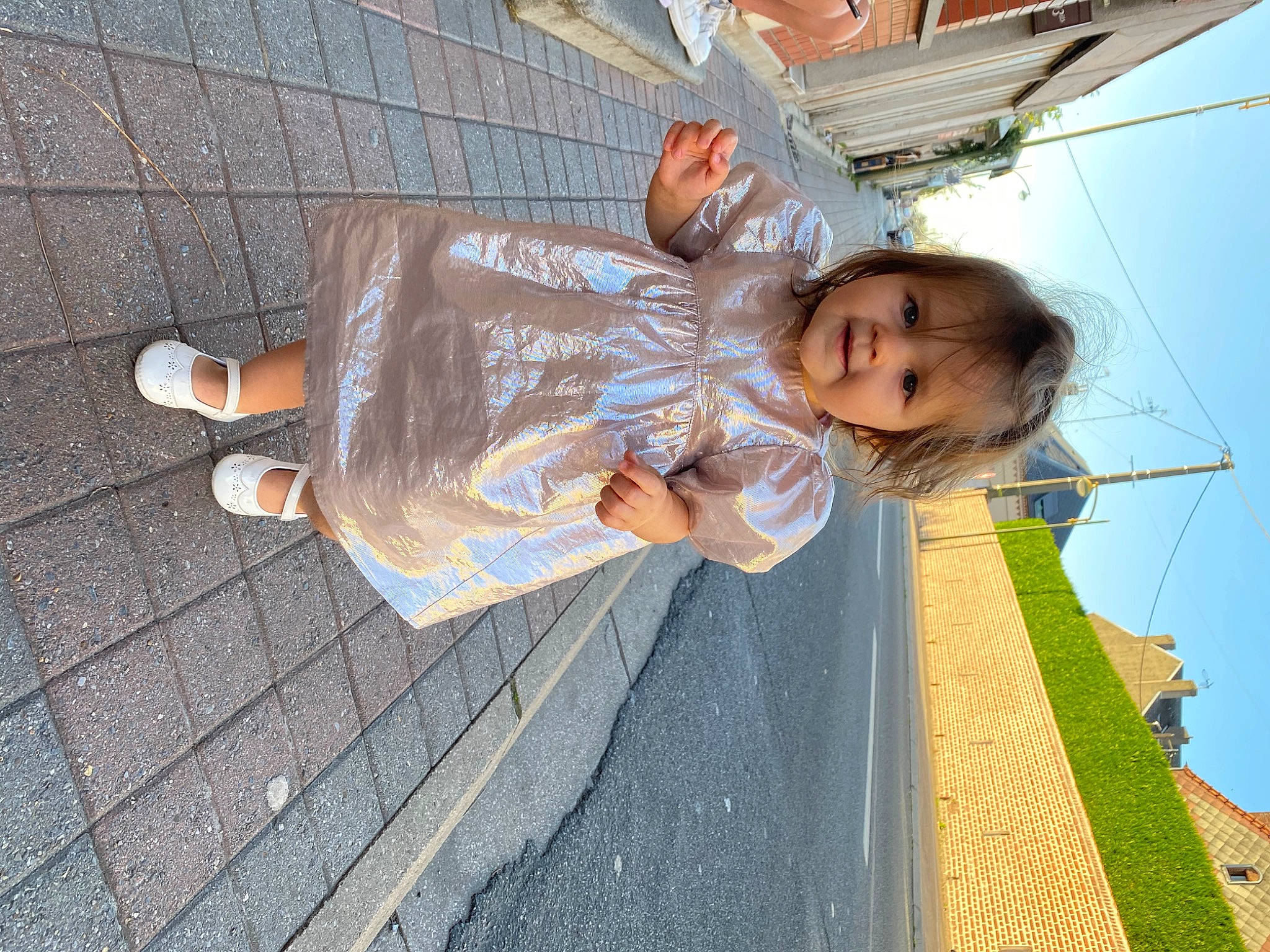 Elyna a rejoint le concours — aidez-le/la à gagner de superbes lots ! child, fun, leg, leisure, person, plant, smile, tree, vacation