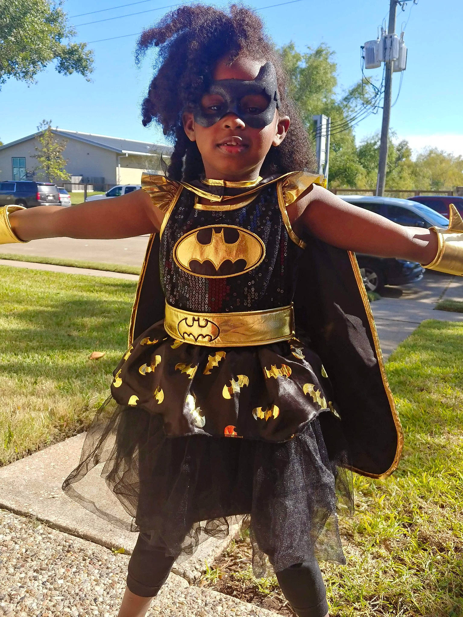 Layla is registered to the contest to win money with this photo: belt, black_hair, event, eyewear, fashion_design, fictional_character, fun, glasses, glove, goggles, jewellery, necklace, person, personal_protective_equipment, sky, street_fashion, sunglasses, tree, trunk, vision_care