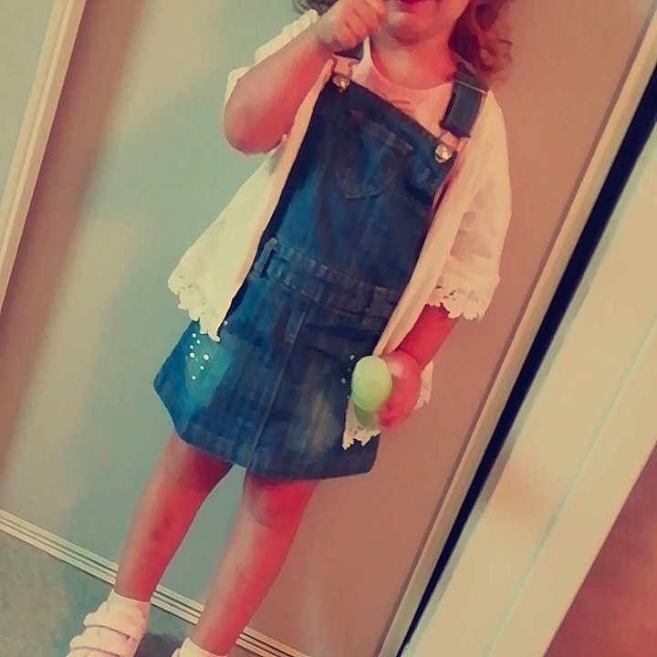 Inès participe au concours pour gagner de l'argent avec cette photo : clothing, day, dress, fashion_accessory, footwear, fun, girl, hair, hairstyle, human_hair_color, joint, leg, person, pink, shoulder, sitting, skin, snapshot, standing, textile