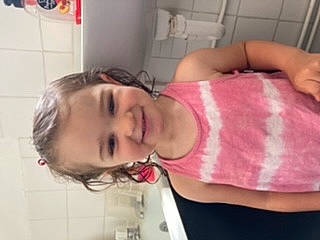 Fabiana is registered to the contest to win money with this photo: arm, blond, cheek, chin, ear, finger, forehead, hair, hand, head, joint, joy, leg, lip, mouth, muscle, neck, nose, person, pink