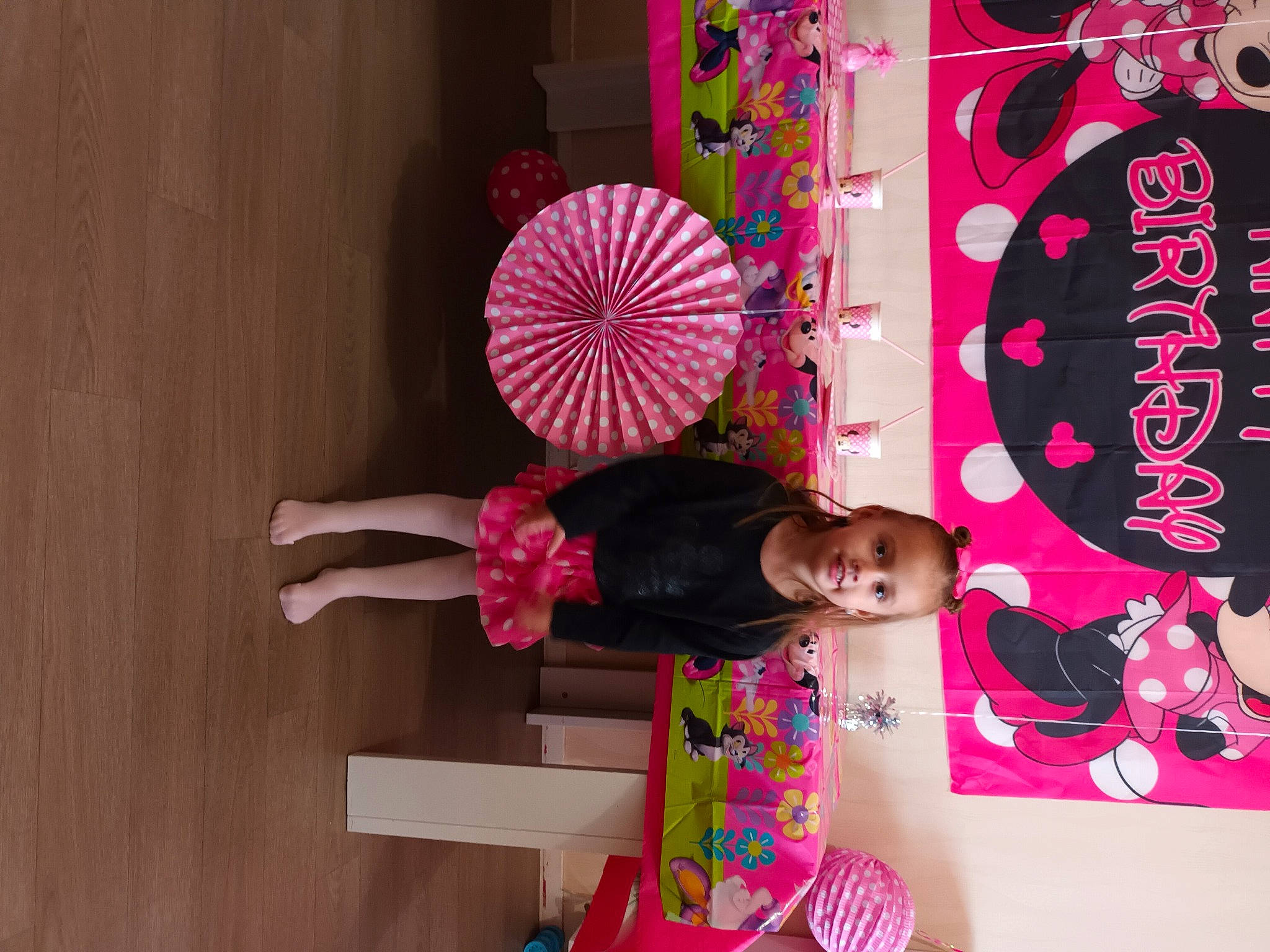 Chloé a rejoint le concours — aidez-le/la à gagner de superbes lots ! art, carmine, child, event, font, hardwood, magenta, pattern, person, pink, plant, product, room, smile, textile, toddler, tree, visual_arts, wood