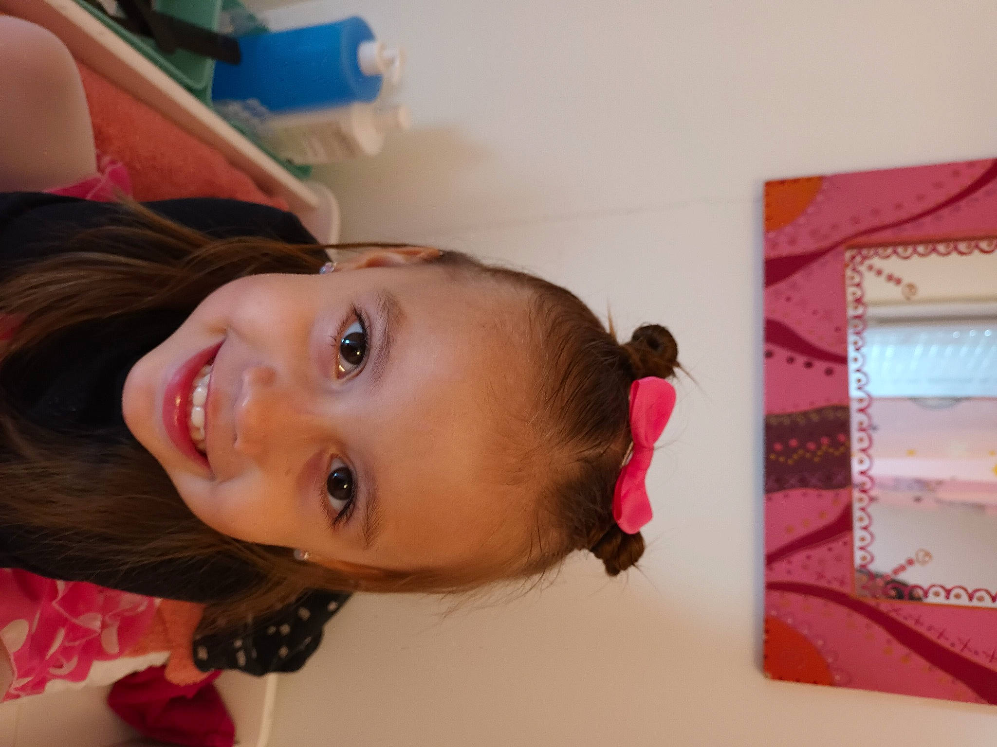 Chloé a rejoint le concours — aidez-le/la à gagner de superbes lots ! cheek, child, ear, eyebrow, eyelash, flooring, fun, happy, house, joy, lip, magenta, mouth, neck, nose, party, person, pink, room, skin